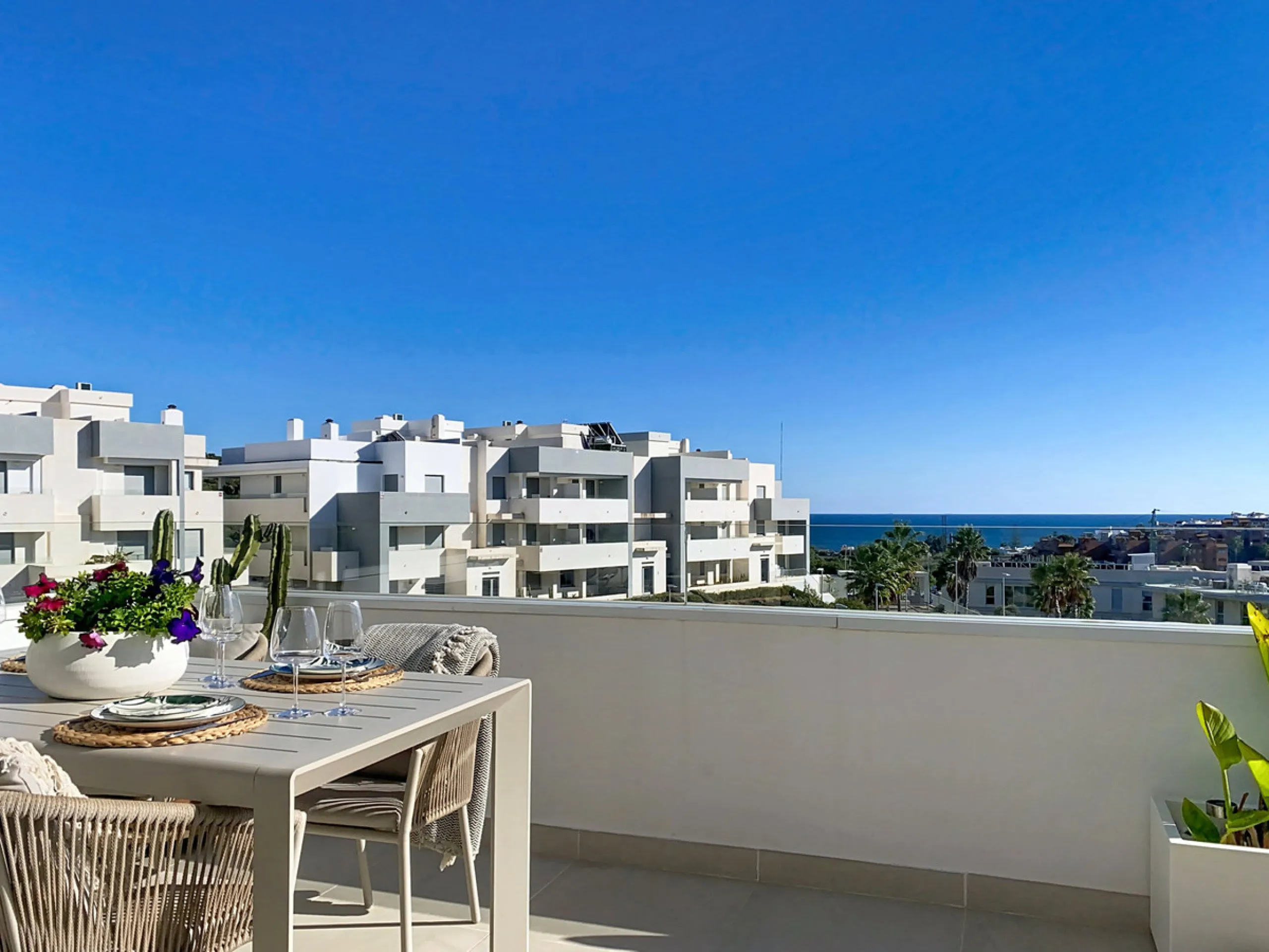 This duplex penthouse is located in the Serenity Views Urbanization, in West Estepona, and stands out for its impressive sea views and spaciousness. The property, situated in a gated community, offers the tranquility of living close to the sea and the con