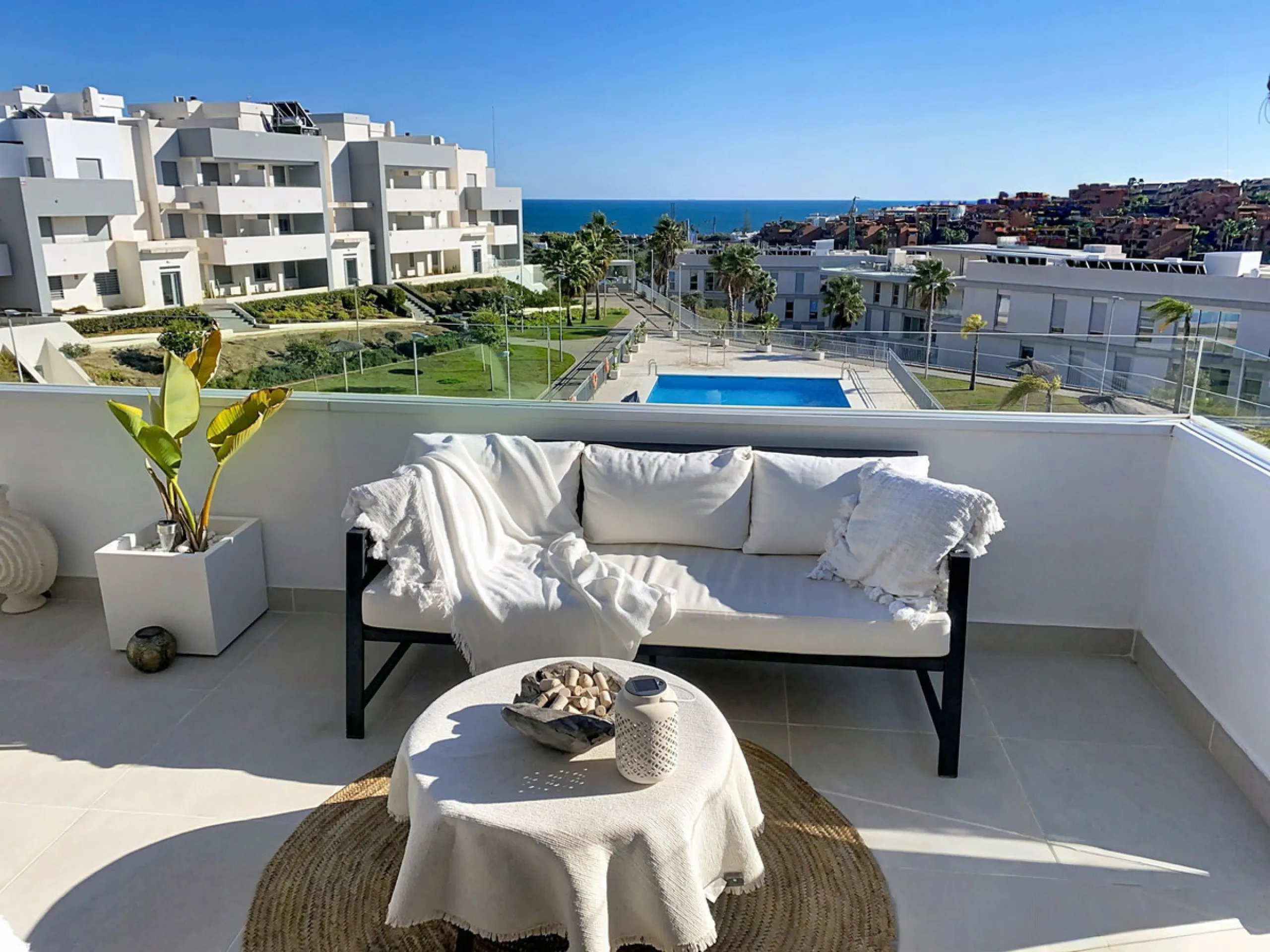 This duplex penthouse is located in the Serenity Views Urbanization, in West Estepona, and stands out for its impressive sea views and spaciousness. The property, situated in a gated community, offers the tranquility of living close to the sea and the con
