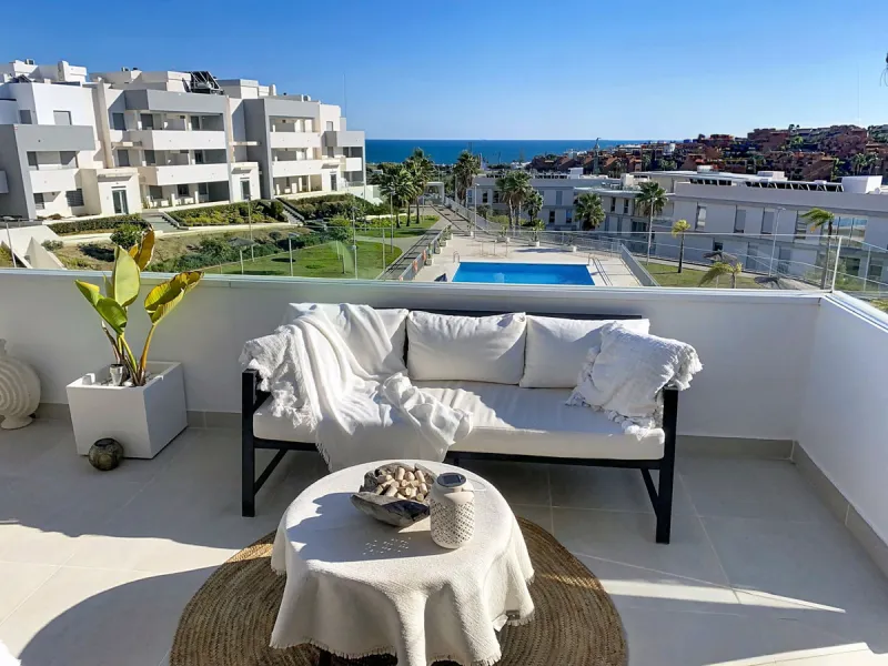 This duplex penthouse is located in the Serenity Views Urbanization, in West Estepona, and stands out for its impressive sea views and spaciousness. The property, situated in a gated community, offers the tranquility of living close to the sea and the con