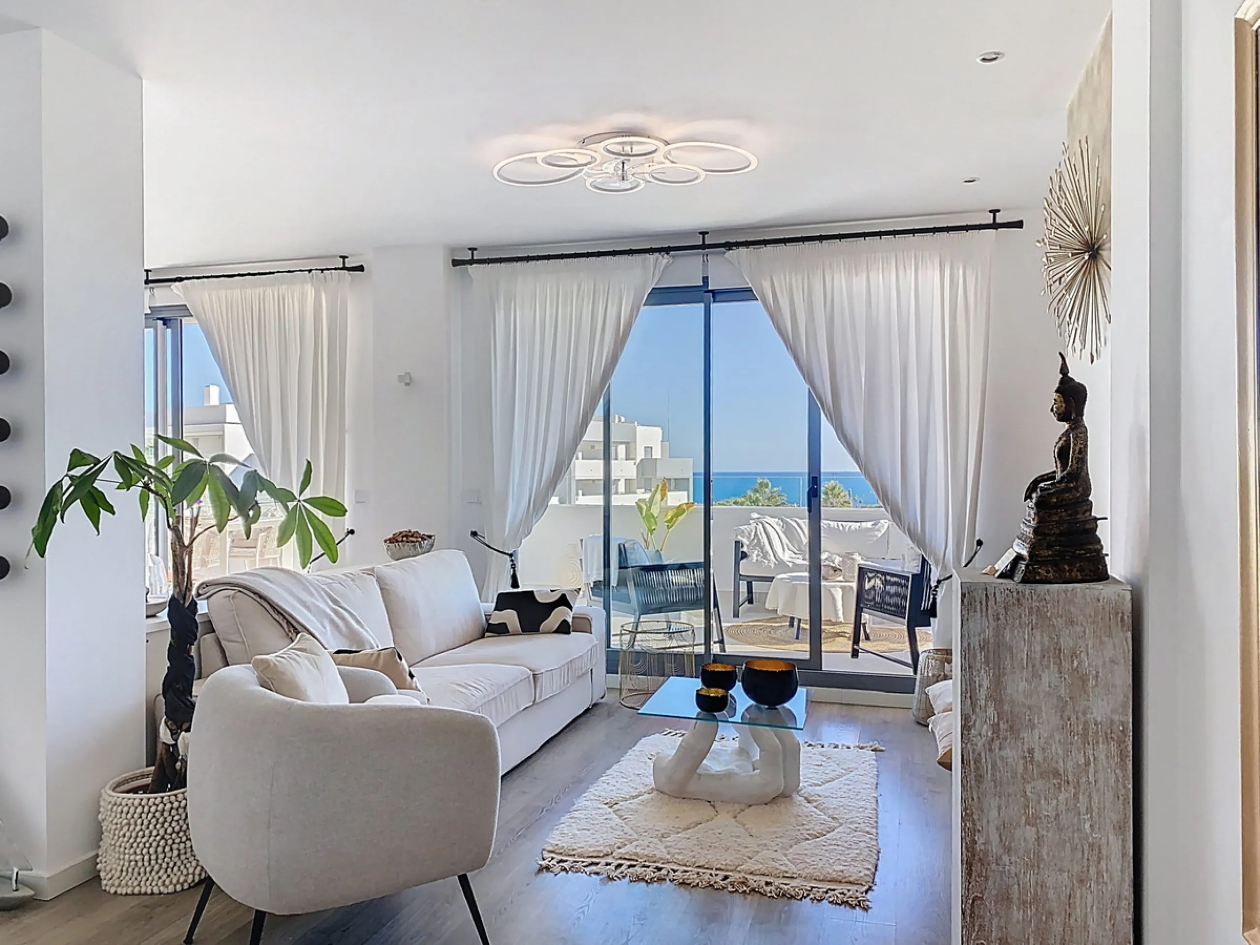 This duplex penthouse is located in the Serenity Views Urbanization, in West Estepona, and stands out for its impressive sea views and spaciousness. The property, situated in a gated community, offers the tranquility of living close to the sea and the con