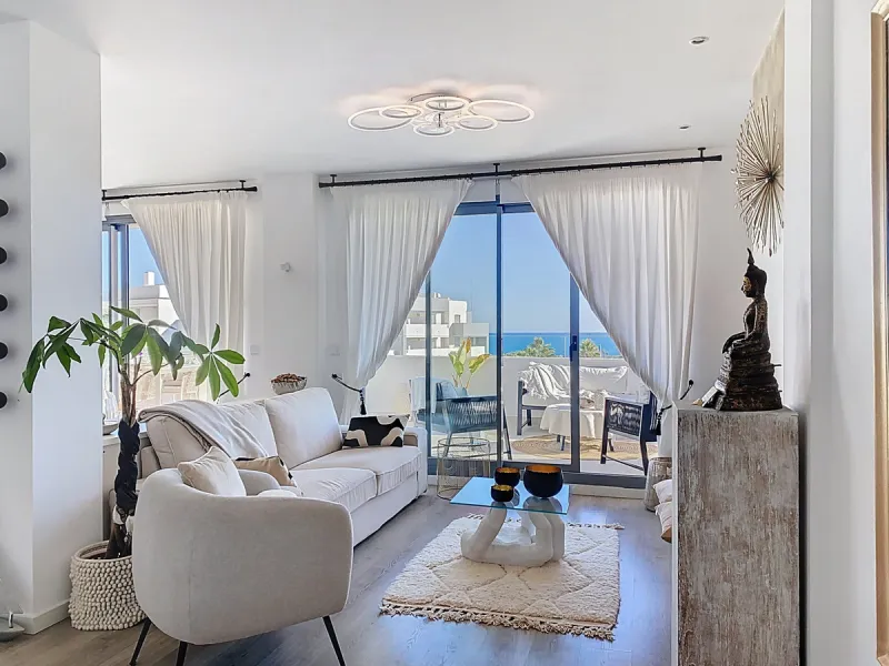This duplex penthouse is located in the Serenity Views Urbanization, in West Estepona, and stands out for its impressive sea views and spaciousness. The property, situated in a gated community, offers the tranquility of living close to the sea and the con