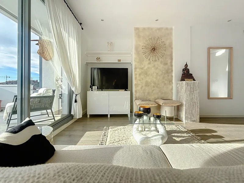 This duplex penthouse is located in the Serenity Views Urbanization, in West Estepona, and stands out for its impressive sea views and spaciousness. The property, situated in a gated community, offers the tranquility of living close to the sea and the con
