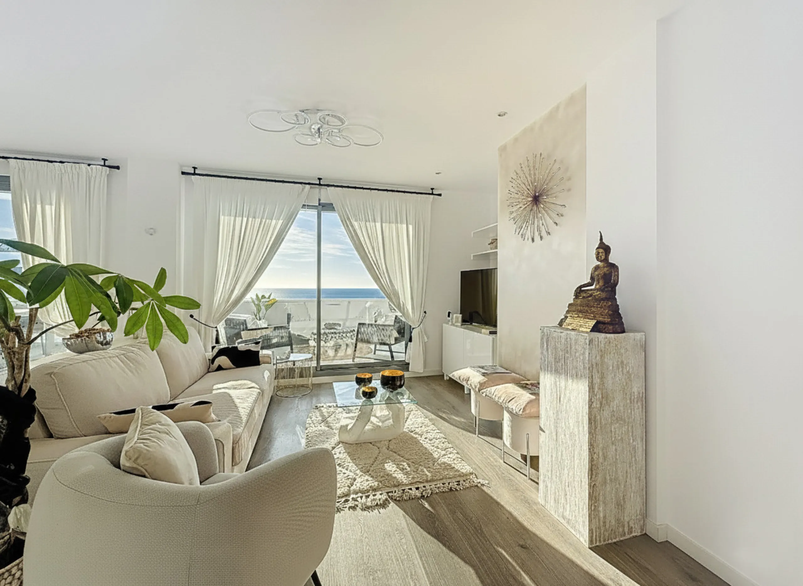 This duplex penthouse is located in the Serenity Views Urbanization, in West Estepona, and stands out for its impressive sea views and spaciousness. The property, situated in a gated community, offers the tranquility of living close to the sea and the con