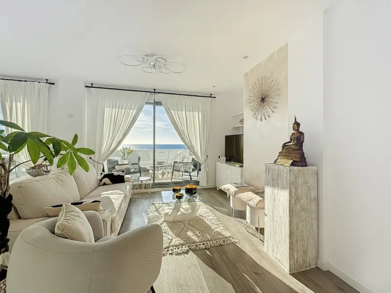 This duplex penthouse is located in the Serenity Views Urbanization, in West Estepona, and stands out for its impressive sea views and spaciousness. The property, situated in a gated community, offers the tranquility of living close to the sea and the con