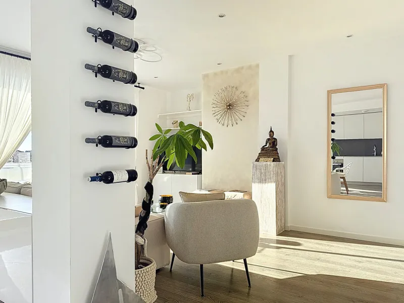 This duplex penthouse is located in the Serenity Views Urbanization, in West Estepona, and stands out for its impressive sea views and spaciousness. The property, situated in a gated community, offers the tranquility of living close to the sea and the con