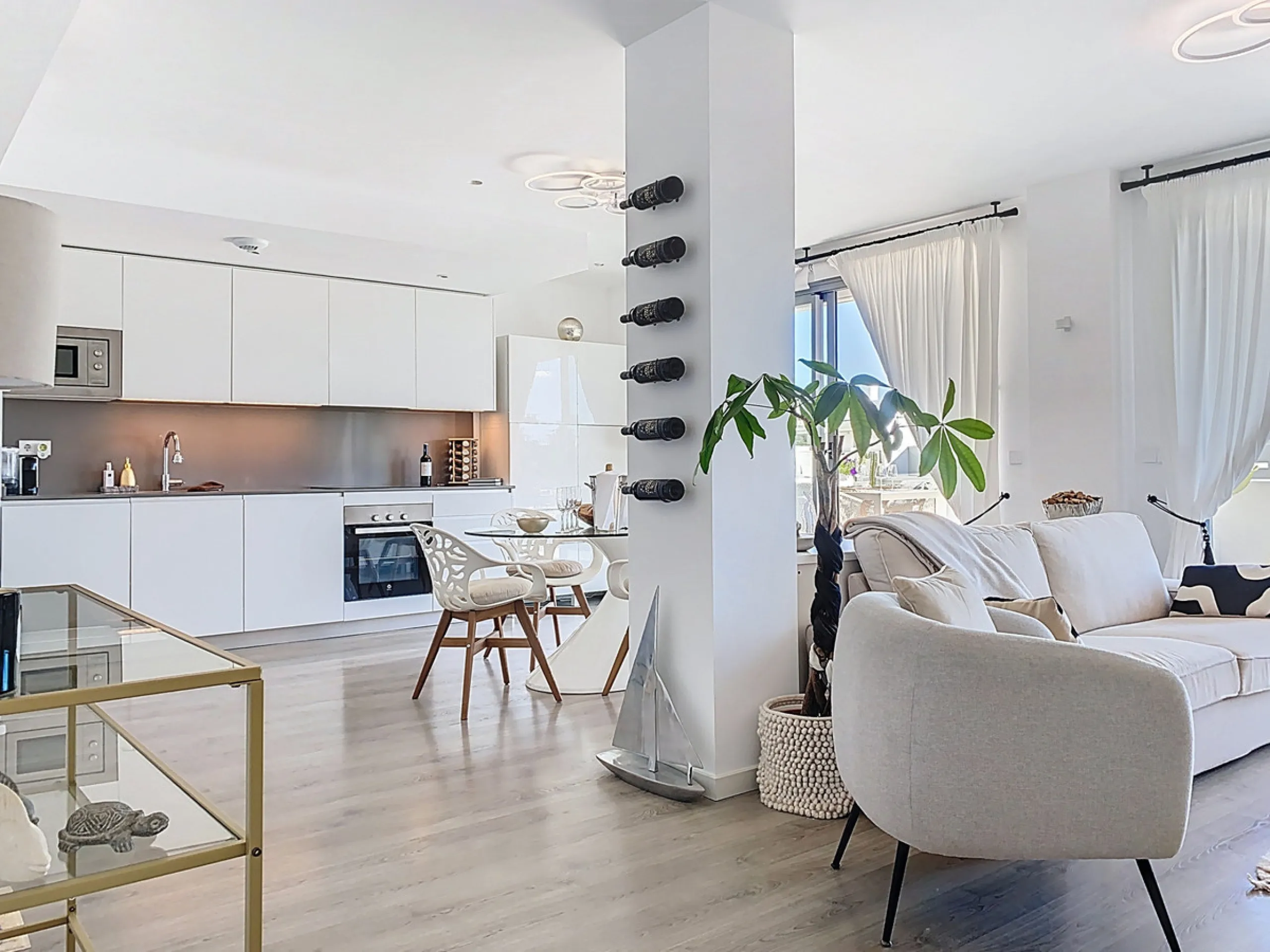 This duplex penthouse is located in the Serenity Views Urbanization, in West Estepona, and stands out for its impressive sea views and spaciousness. The property, situated in a gated community, offers the tranquility of living close to the sea and the con