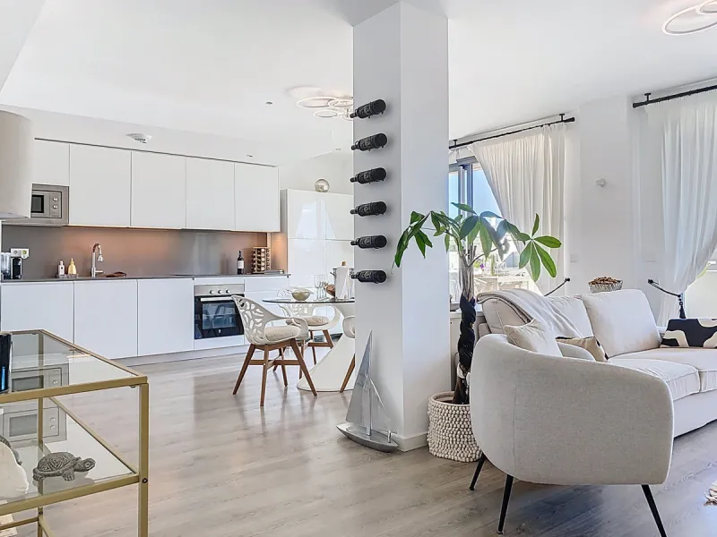 This duplex penthouse is located in the Serenity Views Urbanization, in West Estepona, and stands out for its impressive sea views and spaciousness. The property, situated in a gated community, offers the tranquility of living close to the sea and the con