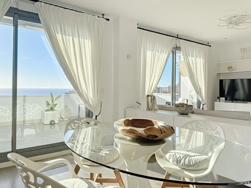 This duplex penthouse is located in the Serenity Views Urbanization, in West Estepona, and stands out for its impressive sea views and spaciousness. The property, situated in a gated community, offers the tranquility of living close to the sea and the con