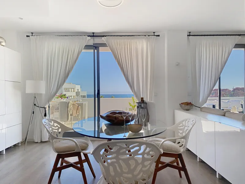 This duplex penthouse is located in the Serenity Views Urbanization, in West Estepona, and stands out for its impressive sea views and spaciousness. The property, situated in a gated community, offers the tranquility of living close to the sea and the con