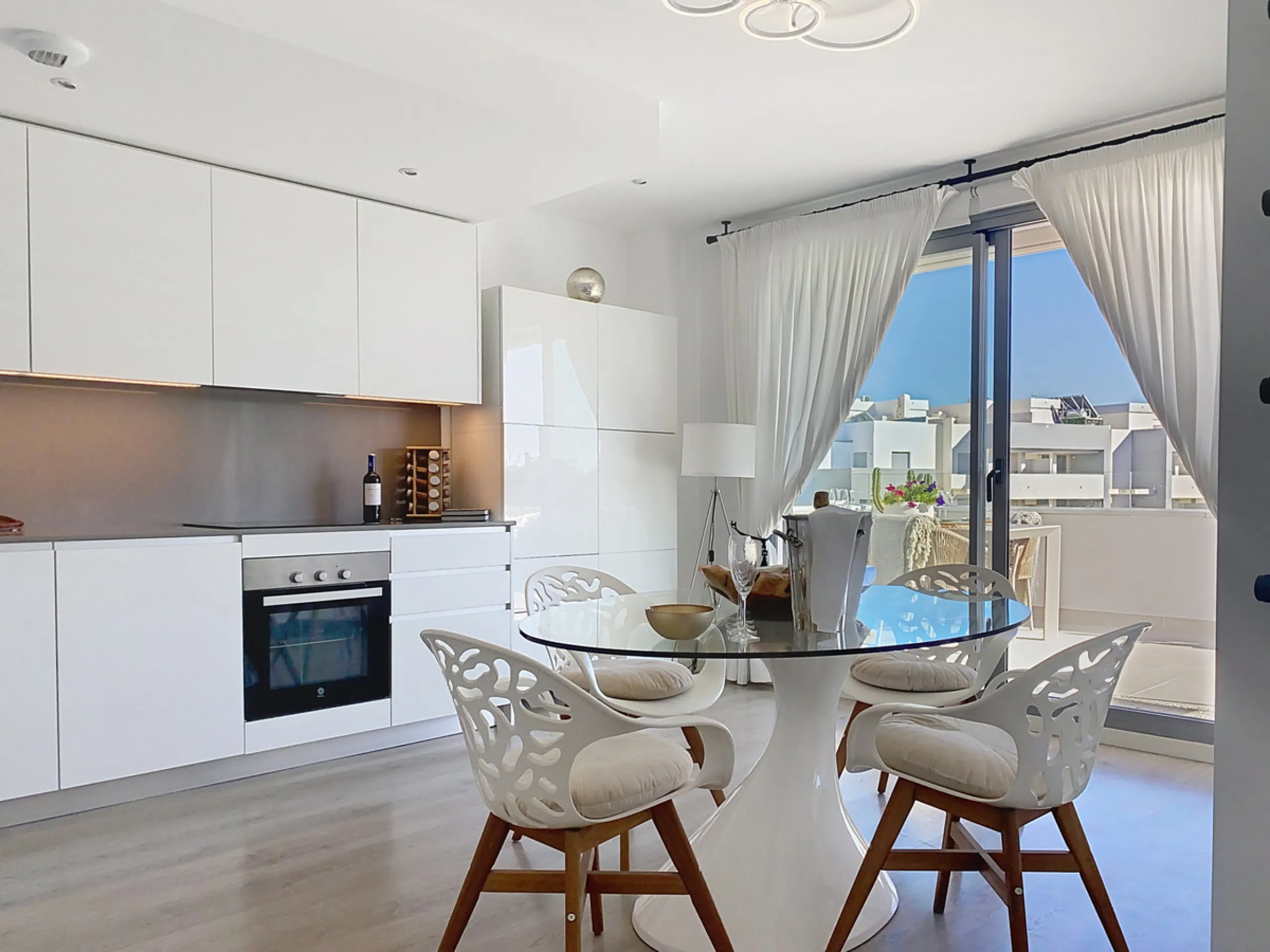 This duplex penthouse is located in the Serenity Views Urbanization, in West Estepona, and stands out for its impressive sea views and spaciousness. The property, situated in a gated community, offers the tranquility of living close to the sea and the con