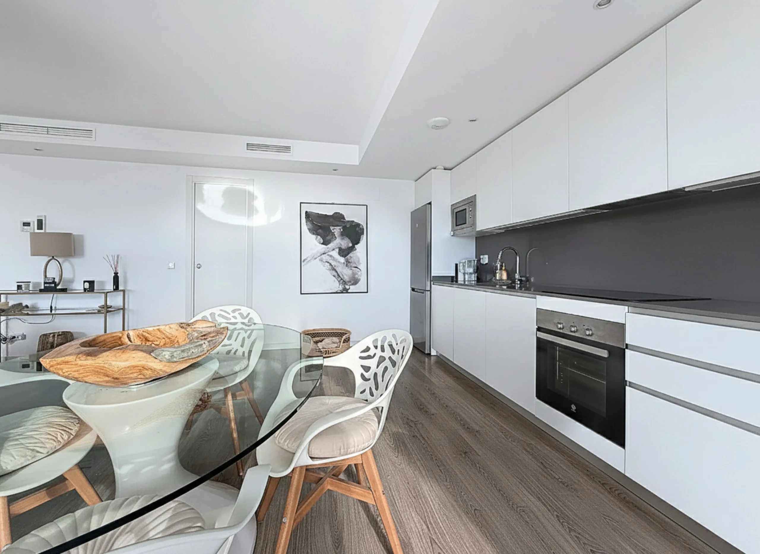 This duplex penthouse is located in the Serenity Views Urbanization, in West Estepona, and stands out for its impressive sea views and spaciousness. The property, situated in a gated community, offers the tranquility of living close to the sea and the con