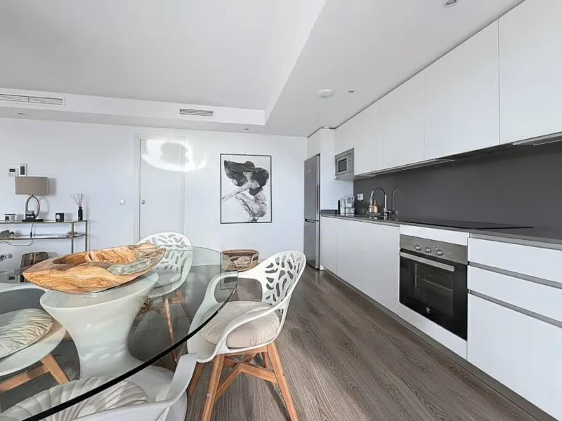 This duplex penthouse is located in the Serenity Views Urbanization, in West Estepona, and stands out for its impressive sea views and spaciousness. The property, situated in a gated community, offers the tranquility of living close to the sea and the con