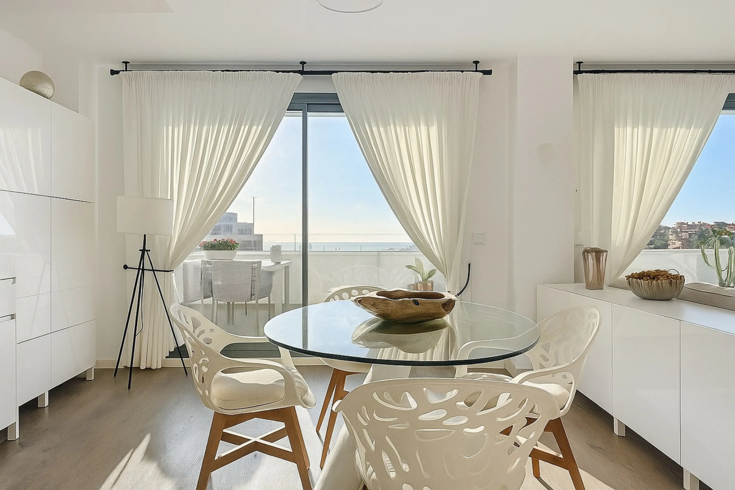 This duplex penthouse is located in the Serenity Views Urbanization, in West Estepona, and stands out for its impressive sea views and spaciousness. The property, situated in a gated community, offers the tranquility of living close to the sea and the con