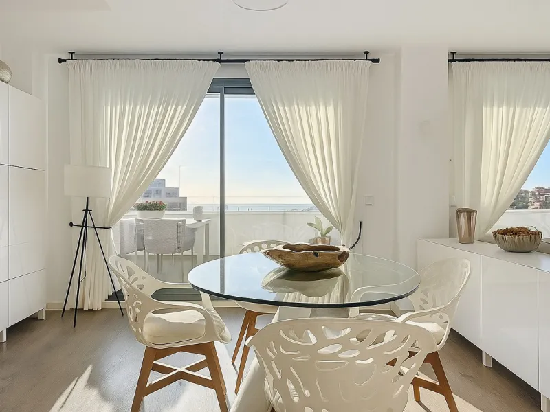 This duplex penthouse is located in the Serenity Views Urbanization, in West Estepona, and stands out for its impressive sea views and spaciousness. The property, situated in a gated community, offers the tranquility of living close to the sea and the con
