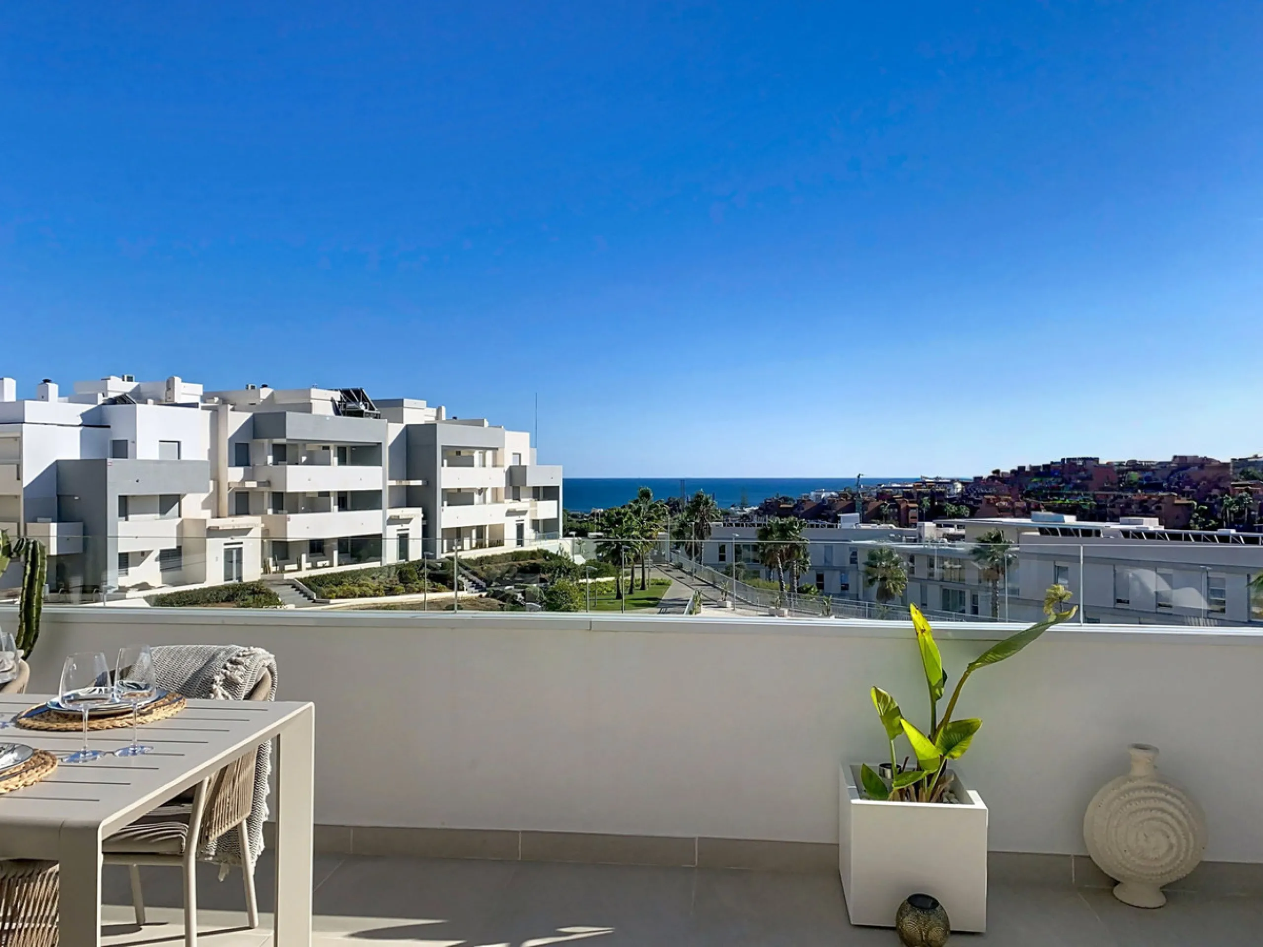 This duplex penthouse is located in the Serenity Views Urbanization, in West Estepona, and stands out for its impressive sea views and spaciousness. The property, situated in a gated community, offers the tranquility of living close to the sea and the con