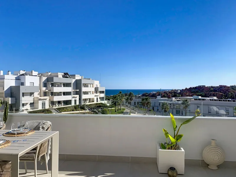 This duplex penthouse is located in the Serenity Views Urbanization, in West Estepona, and stands out for its impressive sea views and spaciousness. The property, situated in a gated community, offers the tranquility of living close to the sea and the con