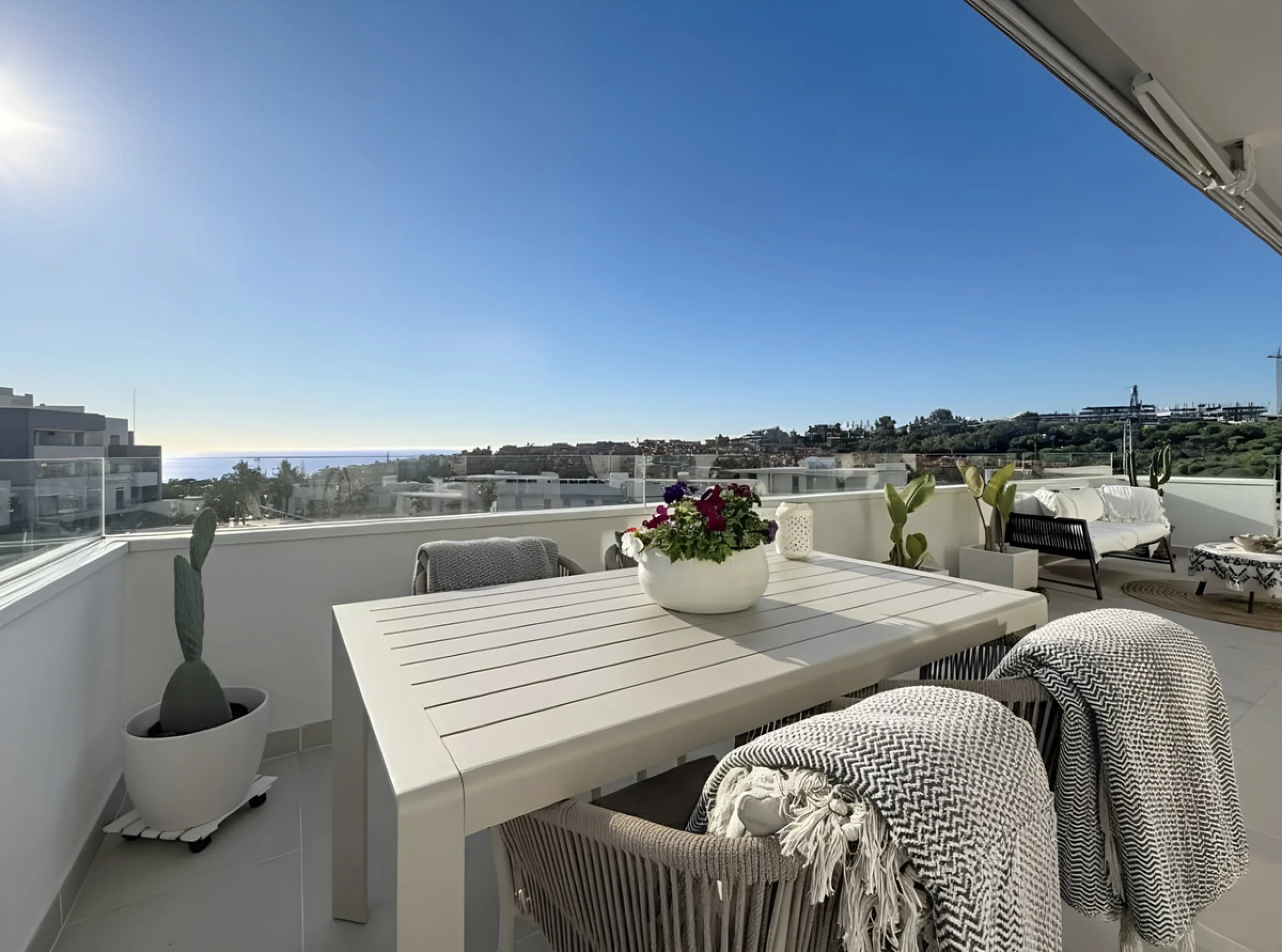 This duplex penthouse is located in the Serenity Views Urbanization, in West Estepona, and stands out for its impressive sea views and spaciousness. The property, situated in a gated community, offers the tranquility of living close to the sea and the con