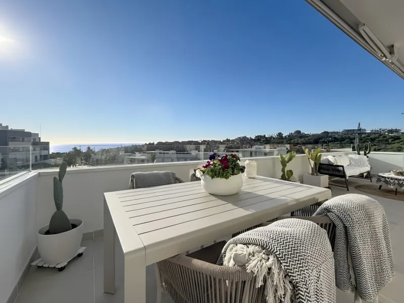This duplex penthouse is located in the Serenity Views Urbanization, in West Estepona, and stands out for its impressive sea views and spaciousness. The property, situated in a gated community, offers the tranquility of living close to the sea and the con