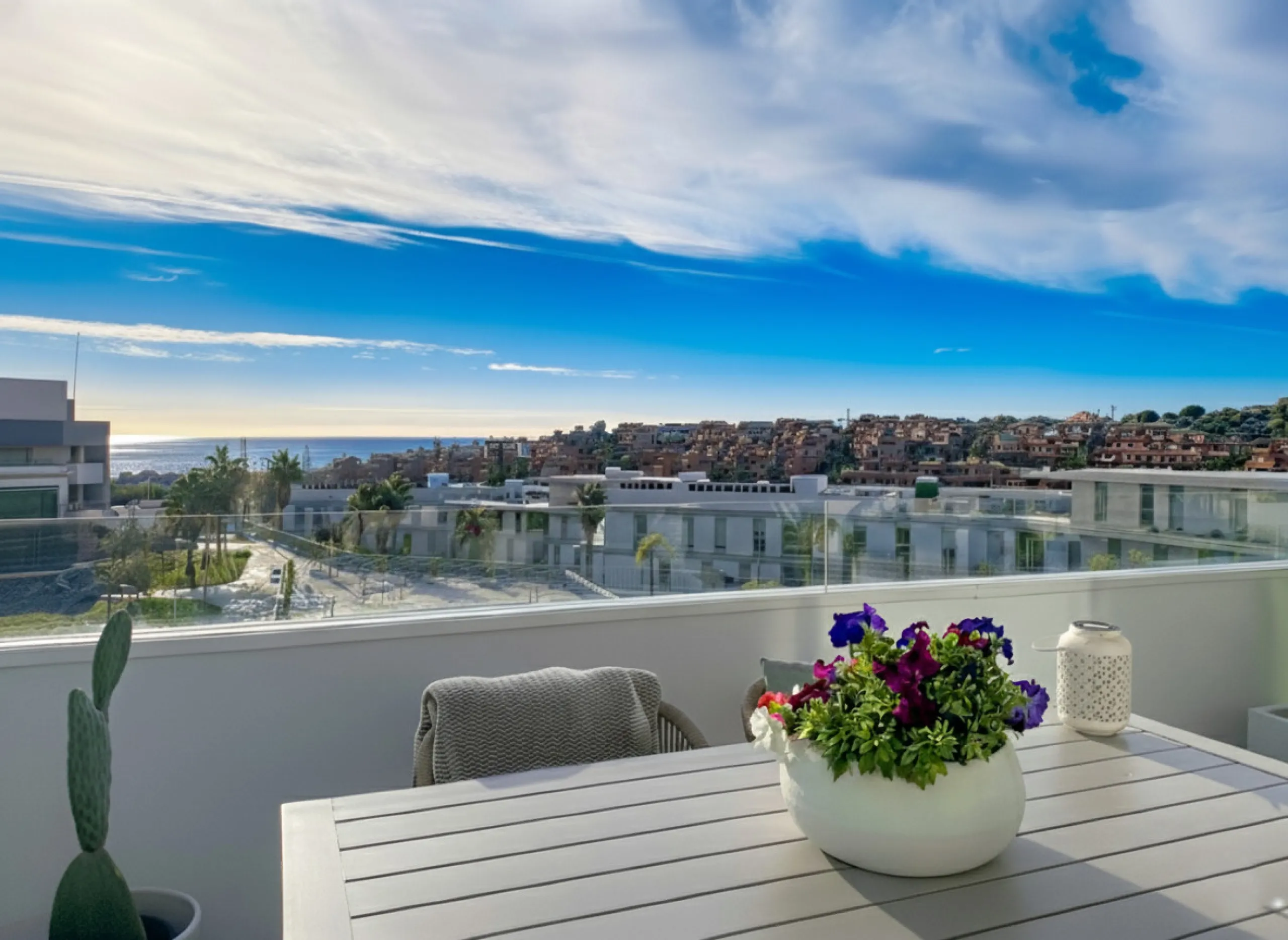 This duplex penthouse is located in the Serenity Views Urbanization, in West Estepona, and stands out for its impressive sea views and spaciousness. The property, situated in a gated community, offers the tranquility of living close to the sea and the con