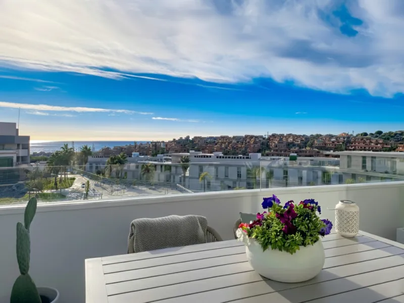 This duplex penthouse is located in the Serenity Views Urbanization, in West Estepona, and stands out for its impressive sea views and spaciousness. The property, situated in a gated community, offers the tranquility of living close to the sea and the con