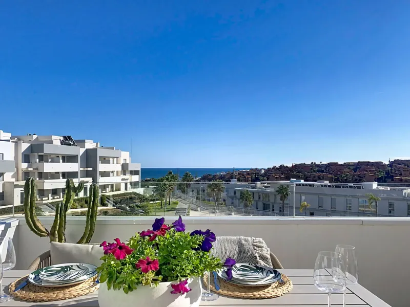 This duplex penthouse is located in the Serenity Views Urbanization, in West Estepona, and stands out for its impressive sea views and spaciousness. The property, situated in a gated community, offers the tranquility of living close to the sea and the con