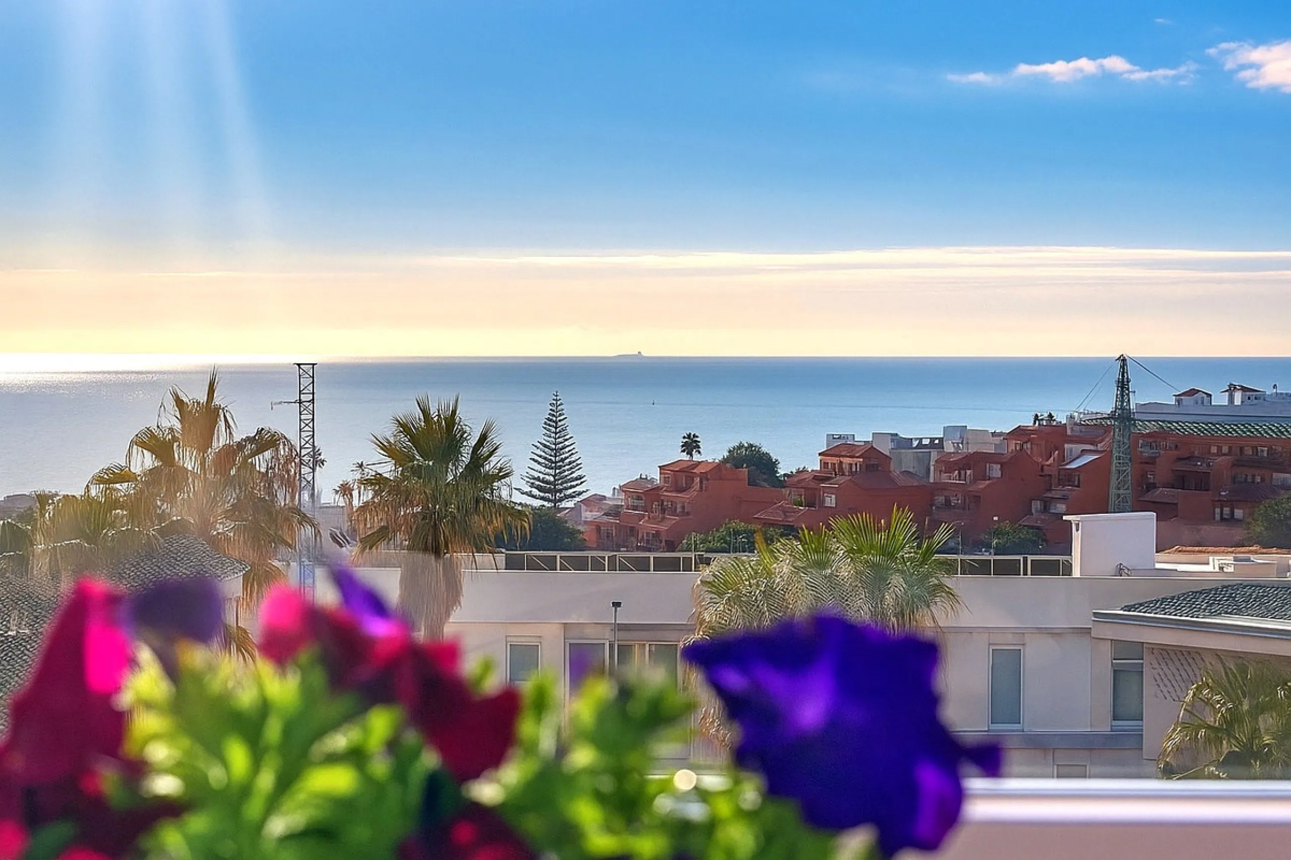 This duplex penthouse is located in the Serenity Views Urbanization, in West Estepona, and stands out for its impressive sea views and spaciousness. The property, situated in a gated community, offers the tranquility of living close to the sea and the con