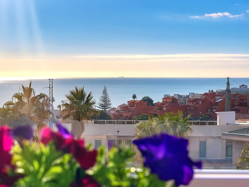 This duplex penthouse is located in the Serenity Views Urbanization, in West Estepona, and stands out for its impressive sea views and spaciousness. The property, situated in a gated community, offers the tranquility of living close to the sea and the con