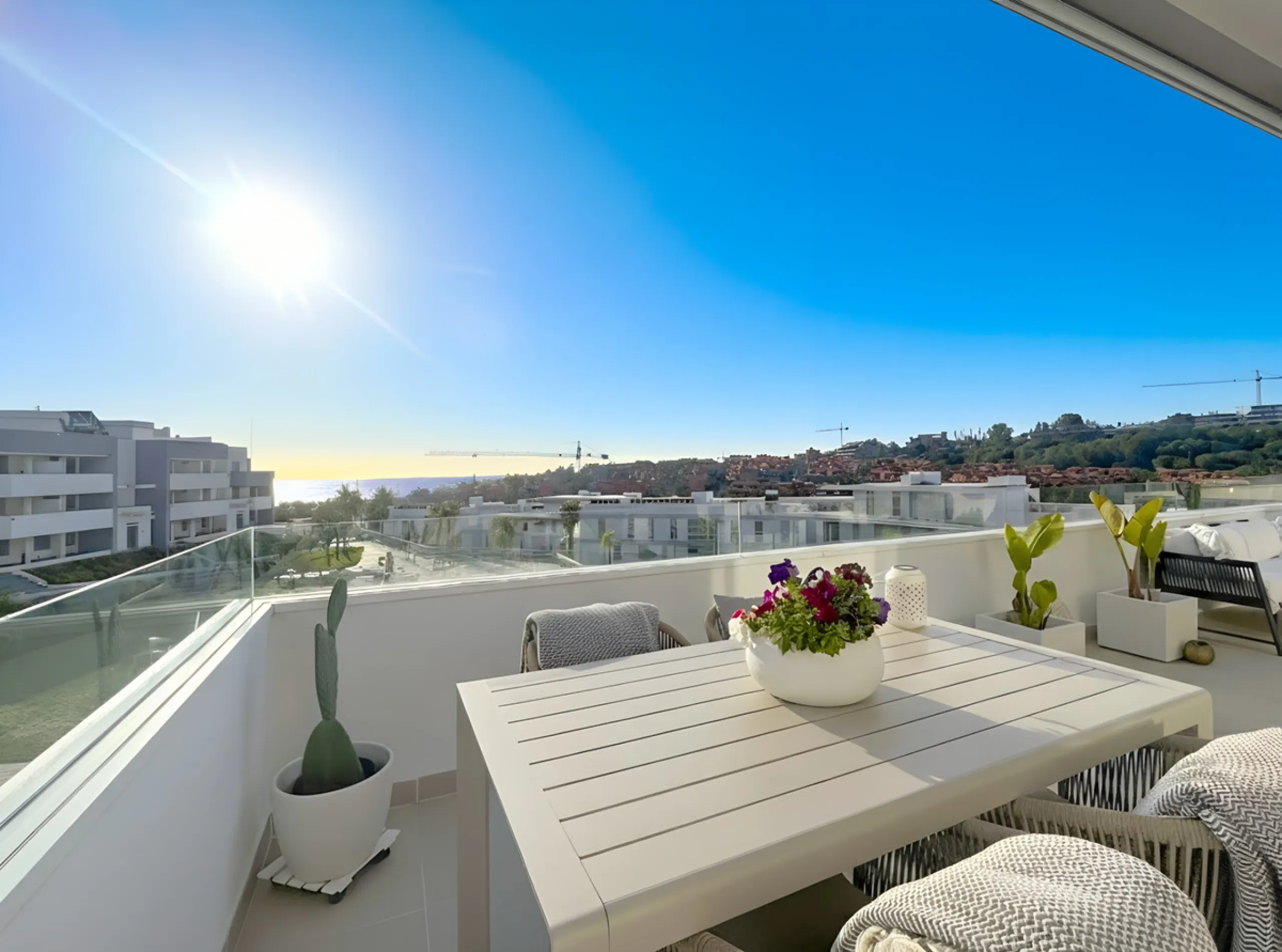 This duplex penthouse is located in the Serenity Views Urbanization, in West Estepona, and stands out for its impressive sea views and spaciousness. The property, situated in a gated community, offers the tranquility of living close to the sea and the con