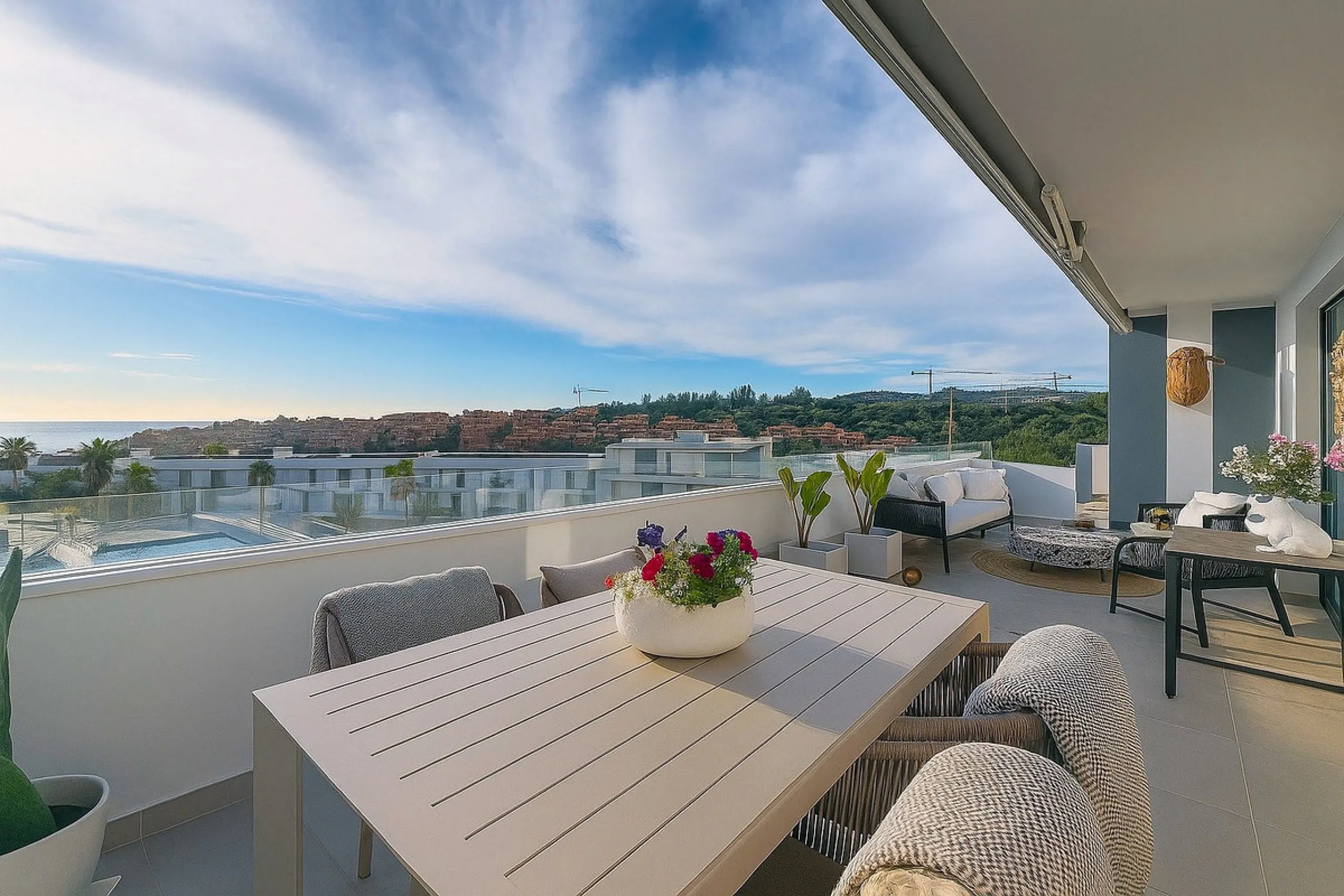 This duplex penthouse is located in the Serenity Views Urbanization, in West Estepona, and stands out for its impressive sea views and spaciousness. The property, situated in a gated community, offers the tranquility of living close to the sea and the con