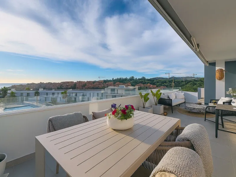 This duplex penthouse is located in the Serenity Views Urbanization, in West Estepona, and stands out for its impressive sea views and spaciousness. The property, situated in a gated community, offers the tranquility of living close to the sea and the con
