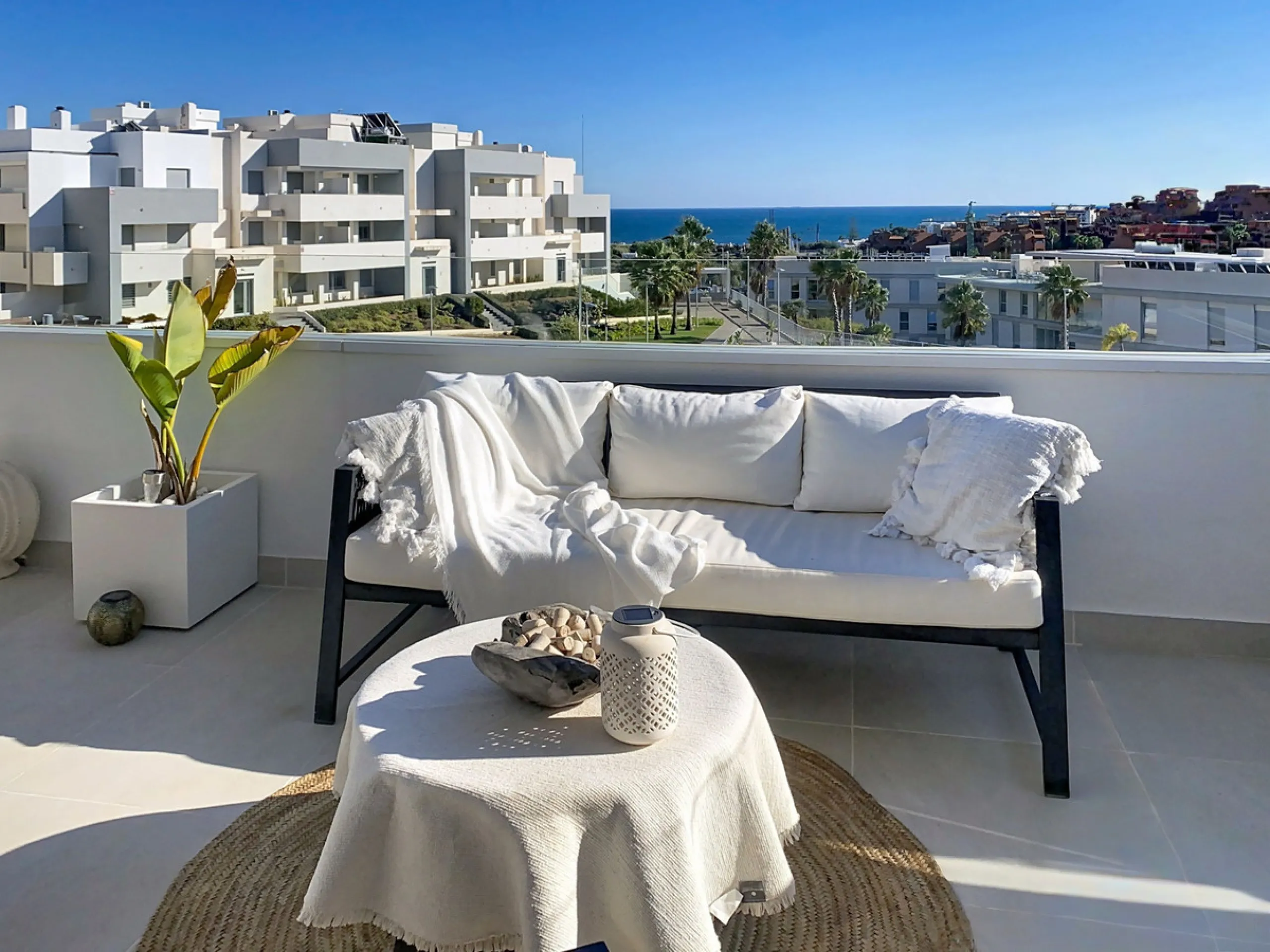 This duplex penthouse is located in the Serenity Views Urbanization, in West Estepona, and stands out for its impressive sea views and spaciousness. The property, situated in a gated community, offers the tranquility of living close to the sea and the con