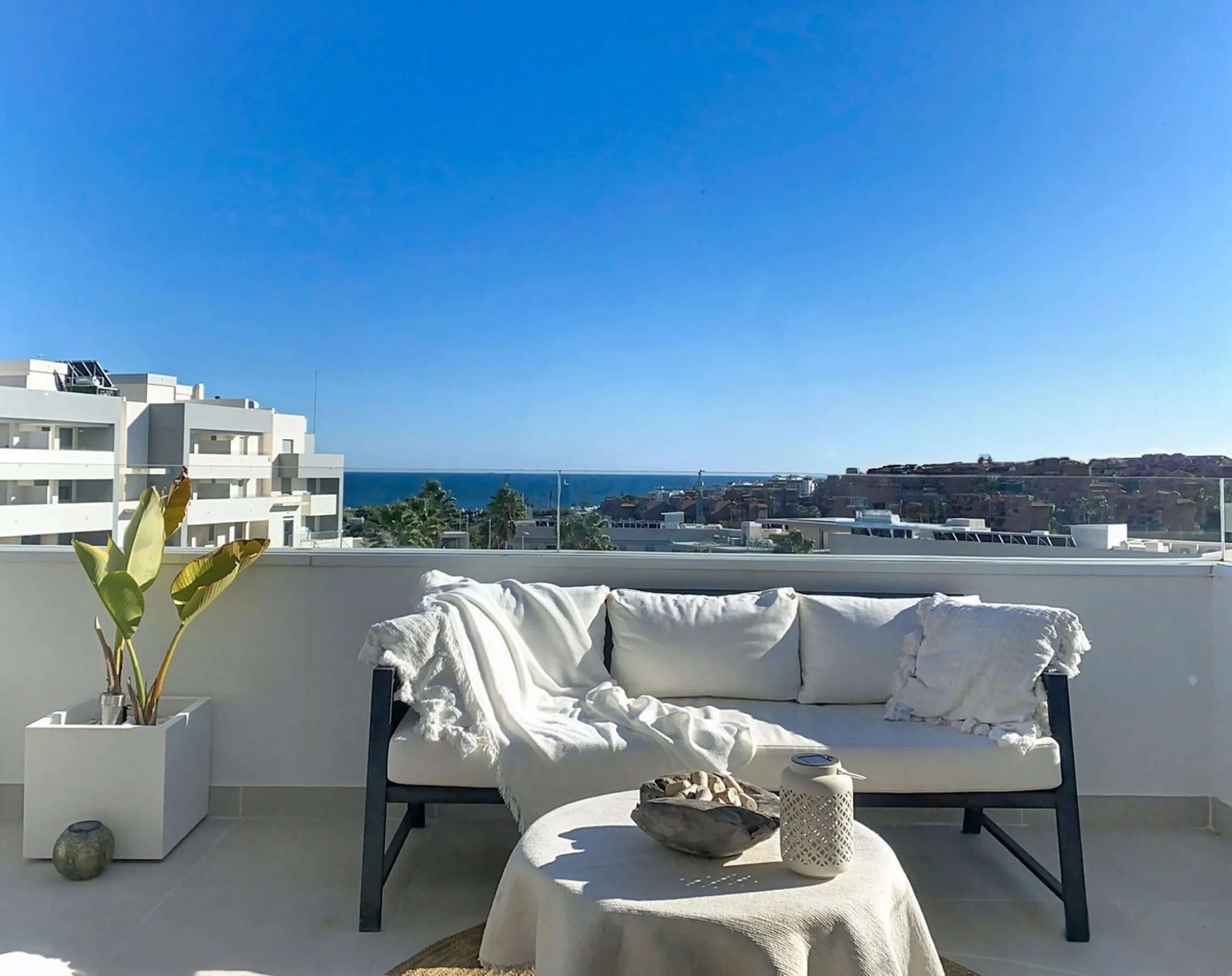 This duplex penthouse is located in the Serenity Views Urbanization, in West Estepona, and stands out for its impressive sea views and spaciousness. The property, situated in a gated community, offers the tranquility of living close to the sea and the con