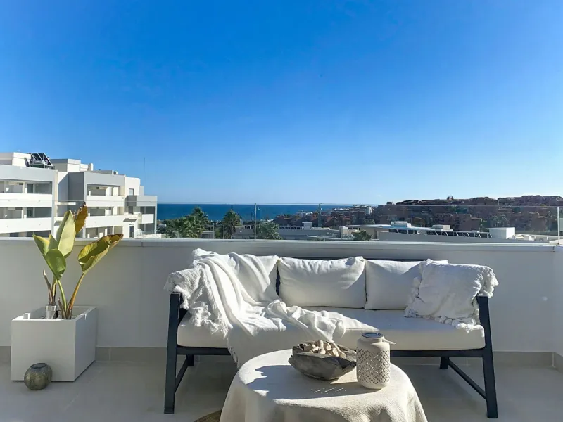 This duplex penthouse is located in the Serenity Views Urbanization, in West Estepona, and stands out for its impressive sea views and spaciousness. The property, situated in a gated community, offers the tranquility of living close to the sea and the con