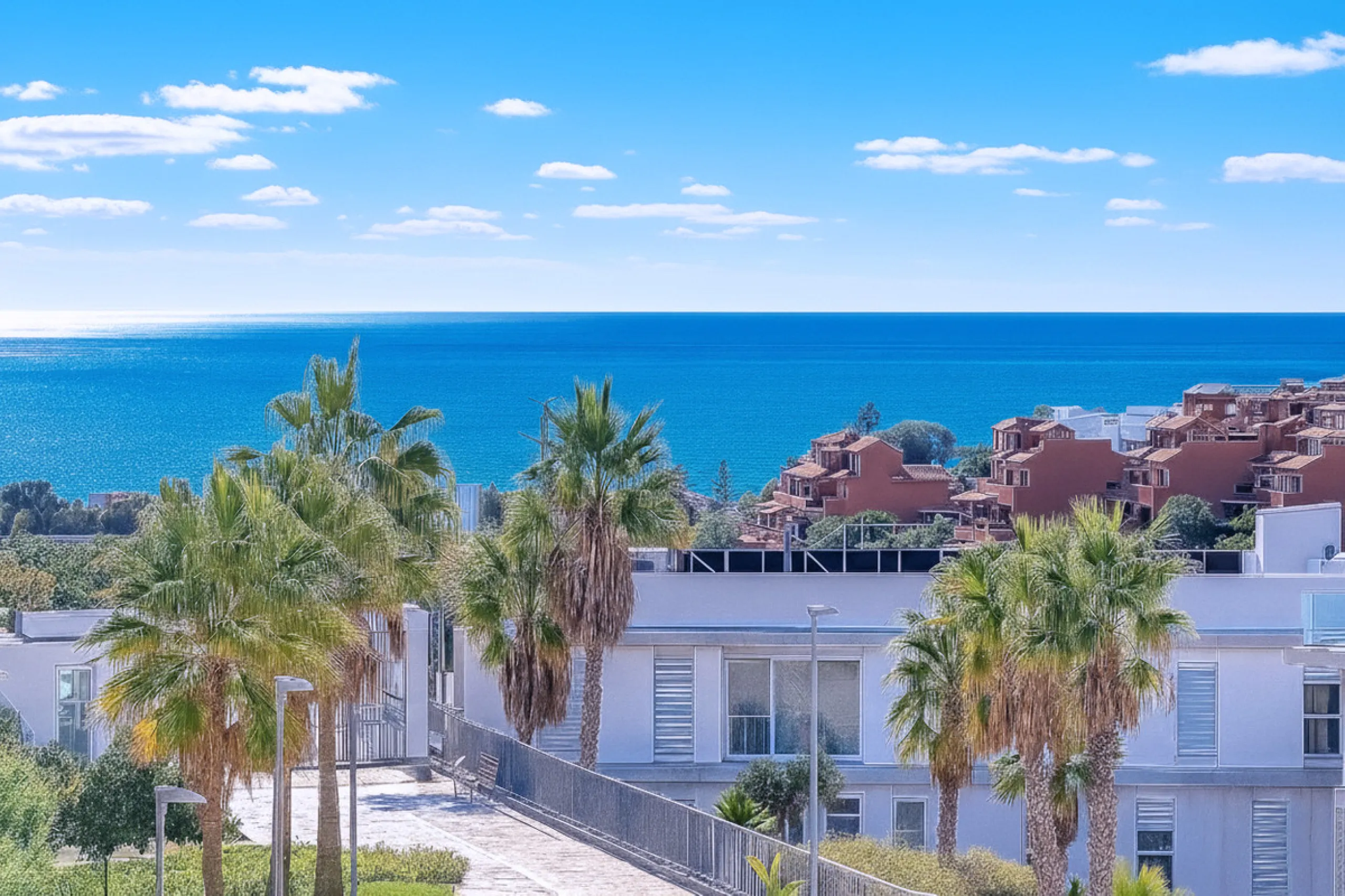 This duplex penthouse is located in the Serenity Views Urbanization, in West Estepona, and stands out for its impressive sea views and spaciousness. The property, situated in a gated community, offers the tranquility of living close to the sea and the con