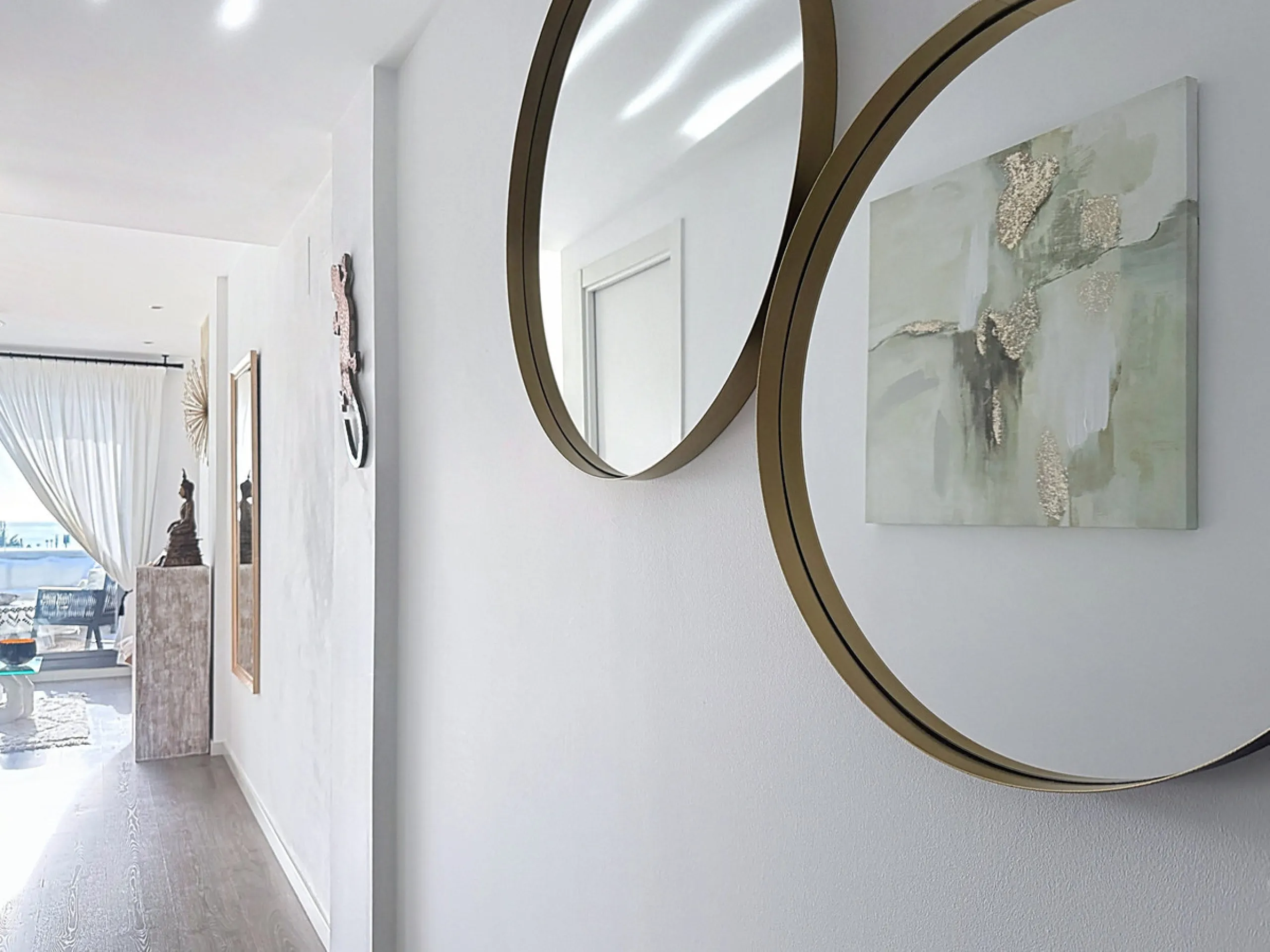 This duplex penthouse is located in the Serenity Views Urbanization, in West Estepona, and stands out for its impressive sea views and spaciousness. The property, situated in a gated community, offers the tranquility of living close to the sea and the con