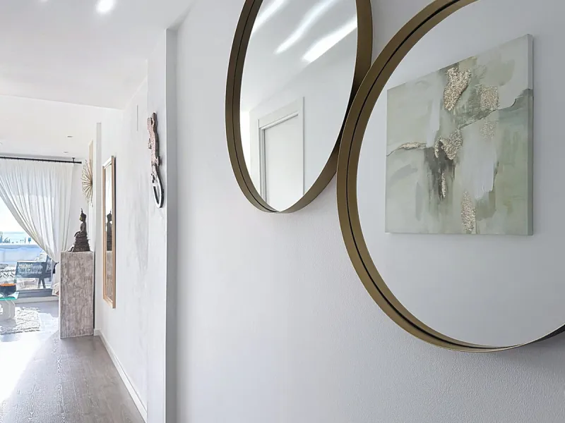 This duplex penthouse is located in the Serenity Views Urbanization, in West Estepona, and stands out for its impressive sea views and spaciousness. The property, situated in a gated community, offers the tranquility of living close to the sea and the con