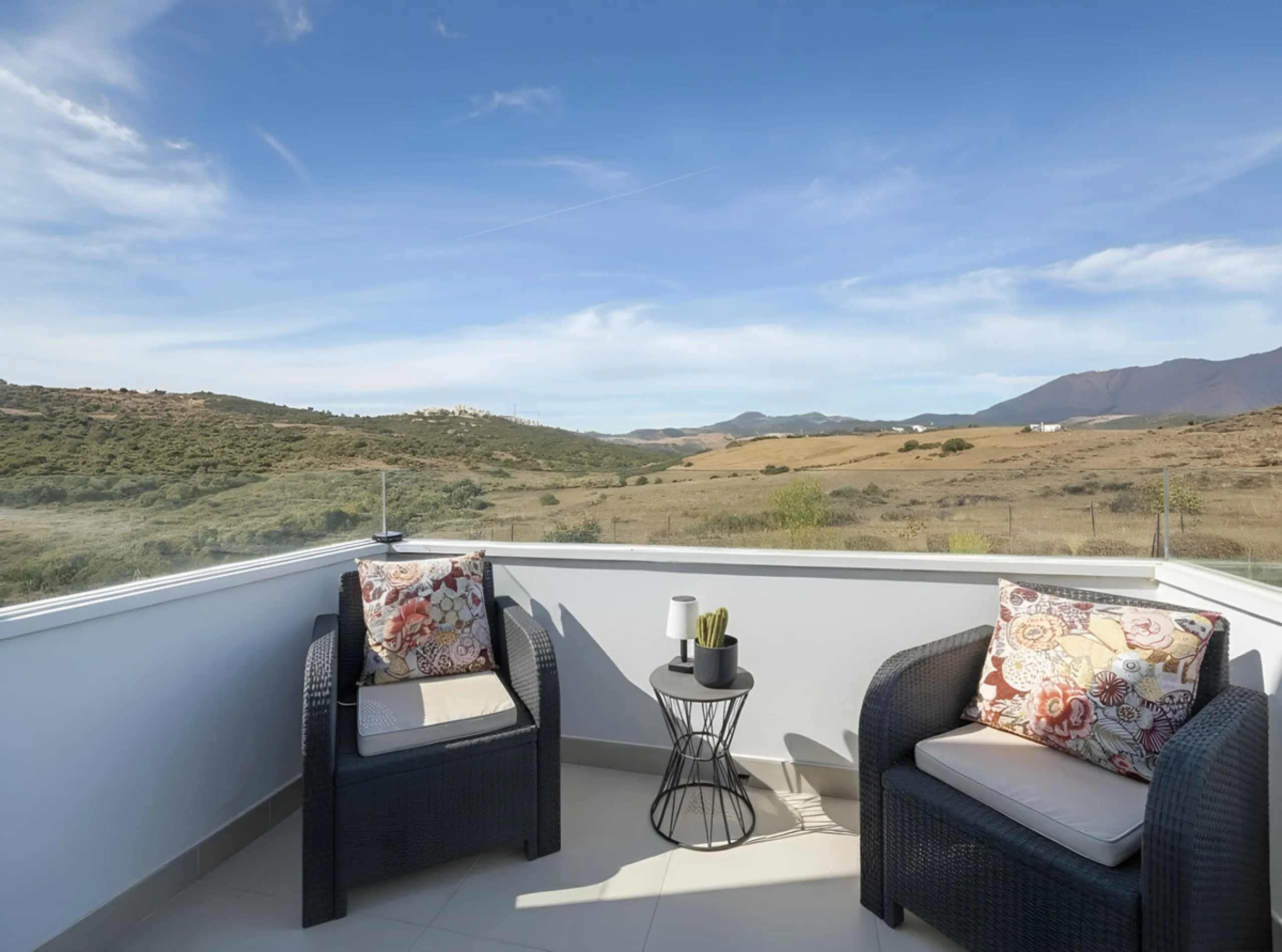 This duplex penthouse is located in the Serenity Views Urbanization, in West Estepona, and stands out for its impressive sea views and spaciousness. The property, situated in a gated community, offers the tranquility of living close to the sea and the con