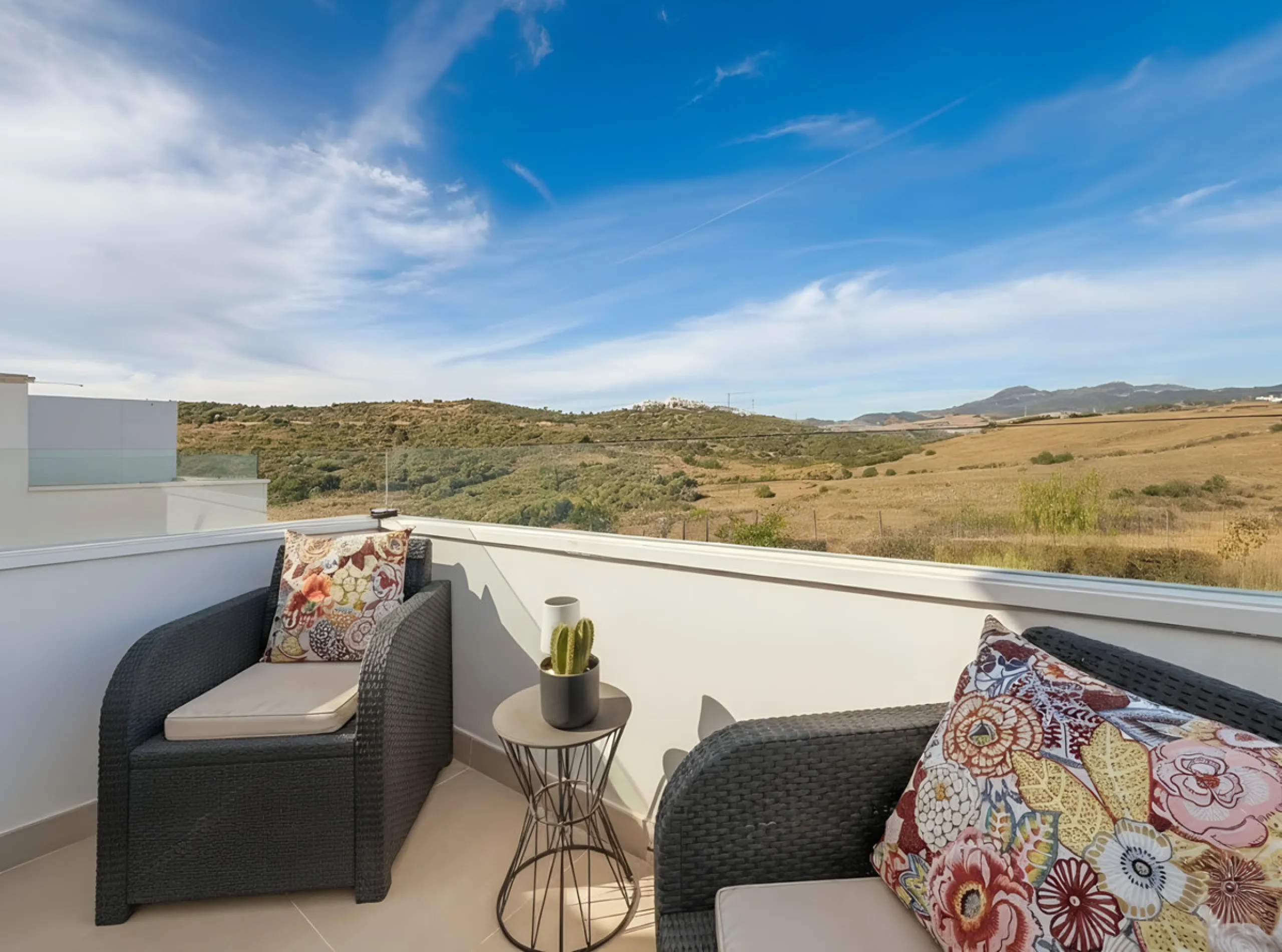 This duplex penthouse is located in the Serenity Views Urbanization, in West Estepona, and stands out for its impressive sea views and spaciousness. The property, situated in a gated community, offers the tranquility of living close to the sea and the con