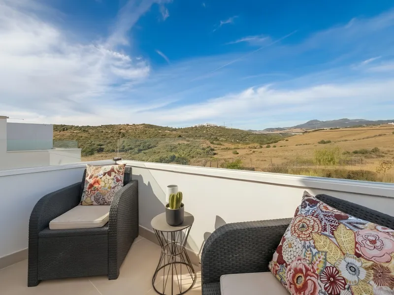 This duplex penthouse is located in the Serenity Views Urbanization, in West Estepona, and stands out for its impressive sea views and spaciousness. The property, situated in a gated community, offers the tranquility of living close to the sea and the con