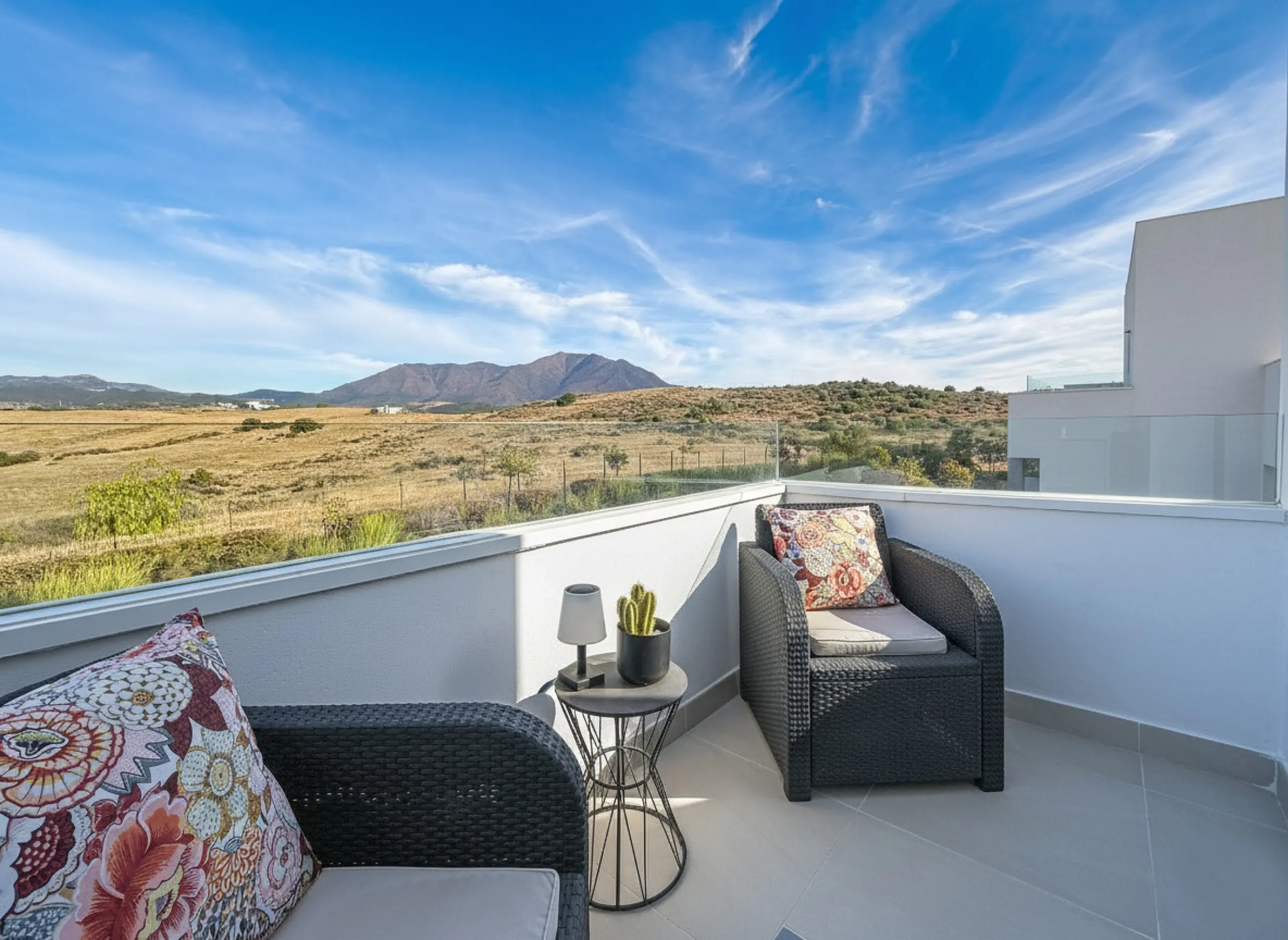 This duplex penthouse is located in the Serenity Views Urbanization, in West Estepona, and stands out for its impressive sea views and spaciousness. The property, situated in a gated community, offers the tranquility of living close to the sea and the con