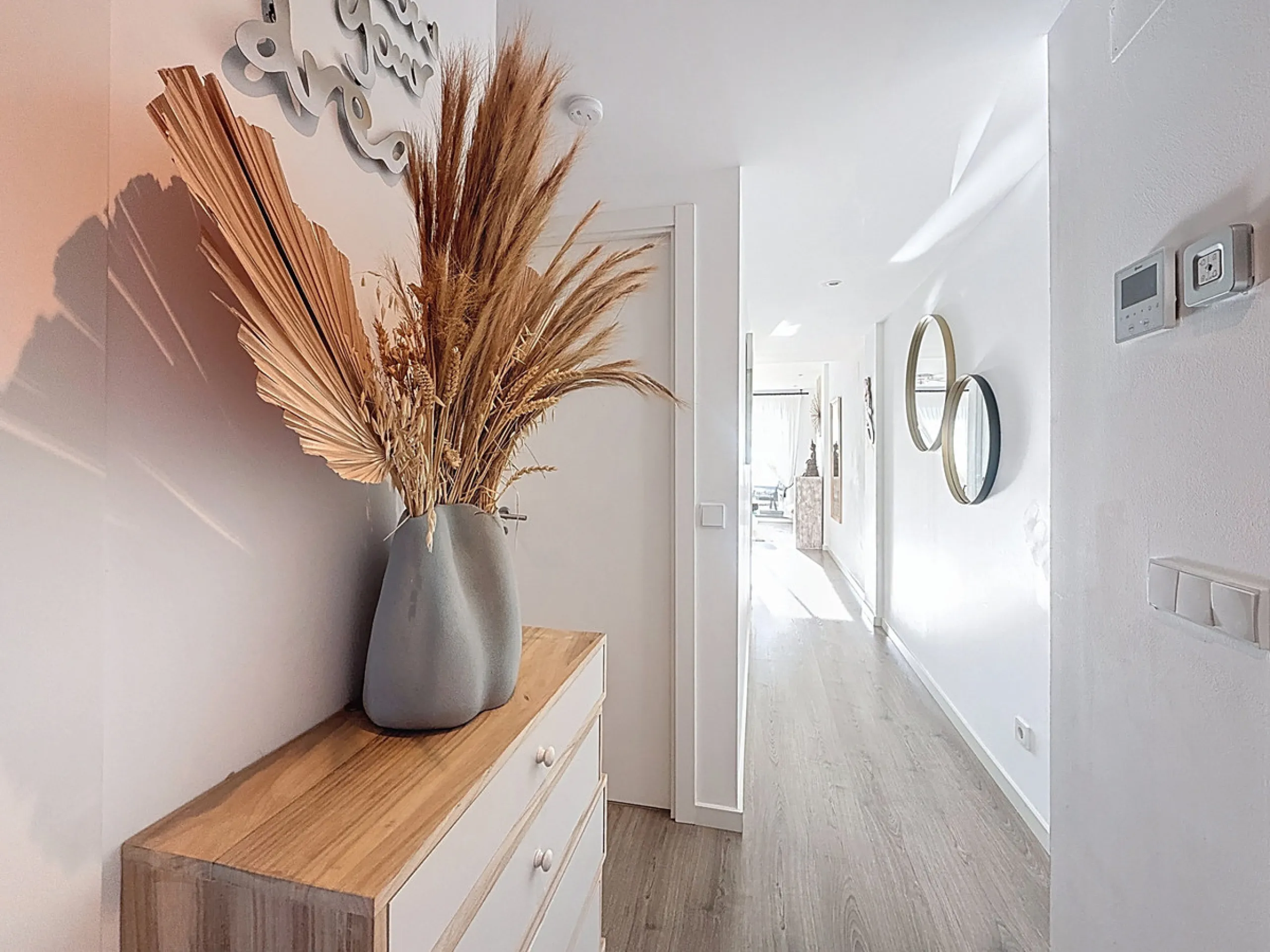 This duplex penthouse is located in the Serenity Views Urbanization, in West Estepona, and stands out for its impressive sea views and spaciousness. The property, situated in a gated community, offers the tranquility of living close to the sea and the con