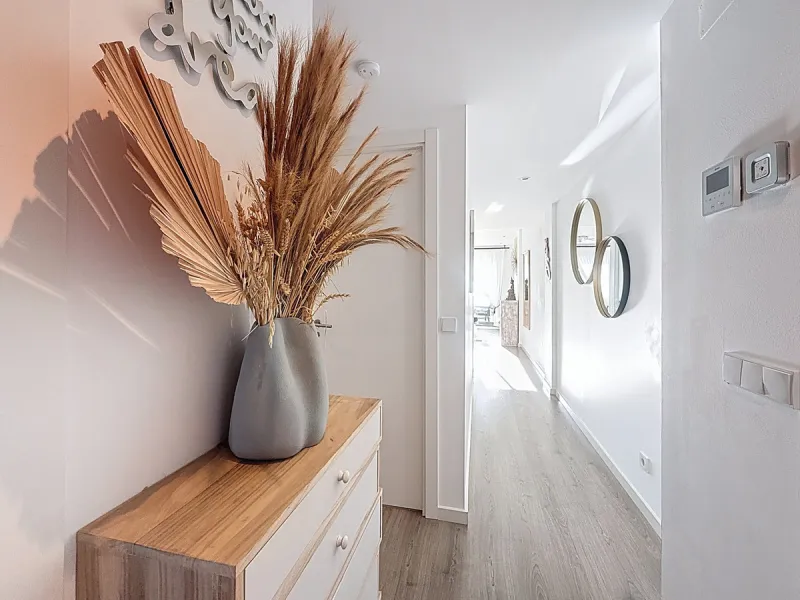 This duplex penthouse is located in the Serenity Views Urbanization, in West Estepona, and stands out for its impressive sea views and spaciousness. The property, situated in a gated community, offers the tranquility of living close to the sea and the con