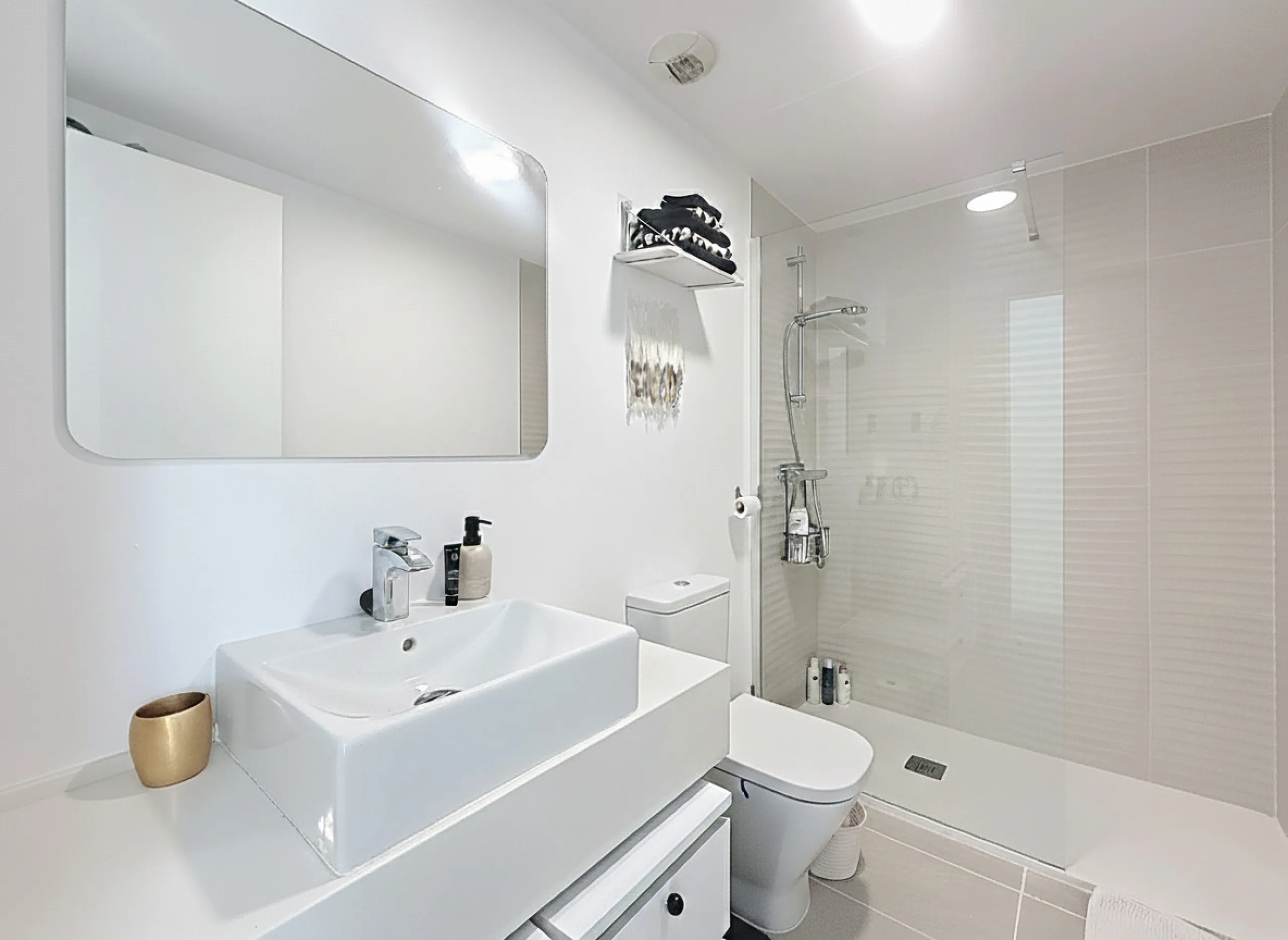 This duplex penthouse is located in the Serenity Views Urbanization, in West Estepona, and stands out for its impressive sea views and spaciousness. The property, situated in a gated community, offers the tranquility of living close to the sea and the con