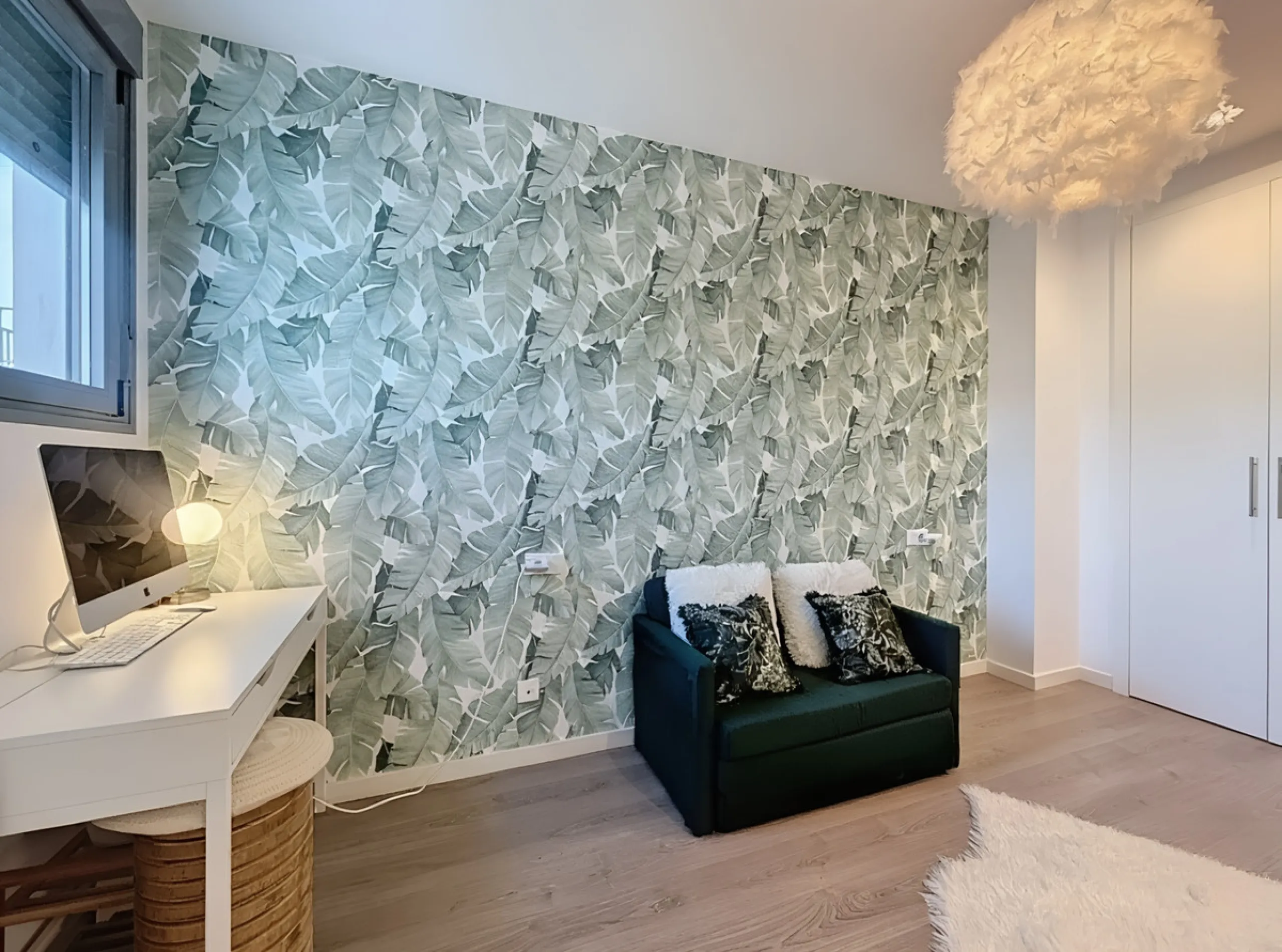 This duplex penthouse is located in the Serenity Views Urbanization, in West Estepona, and stands out for its impressive sea views and spaciousness. The property, situated in a gated community, offers the tranquility of living close to the sea and the con