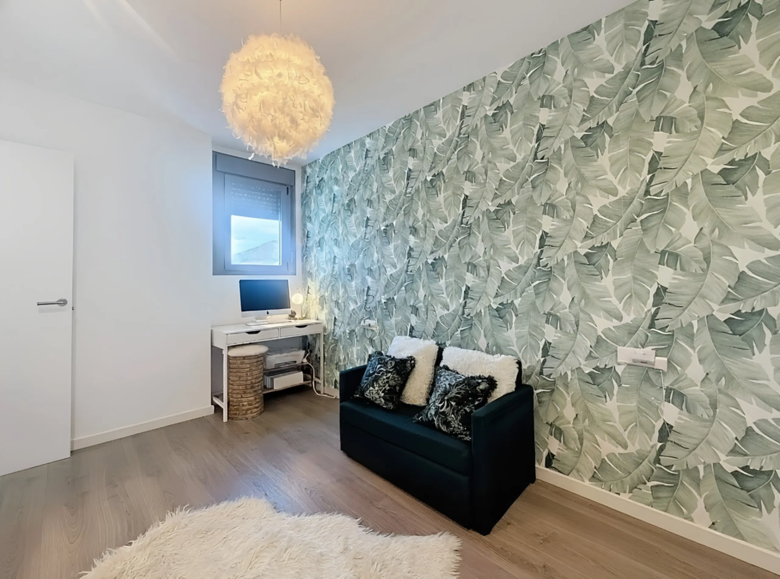 This duplex penthouse is located in the Serenity Views Urbanization, in West Estepona, and stands out for its impressive sea views and spaciousness. The property, situated in a gated community, offers the tranquility of living close to the sea and the con