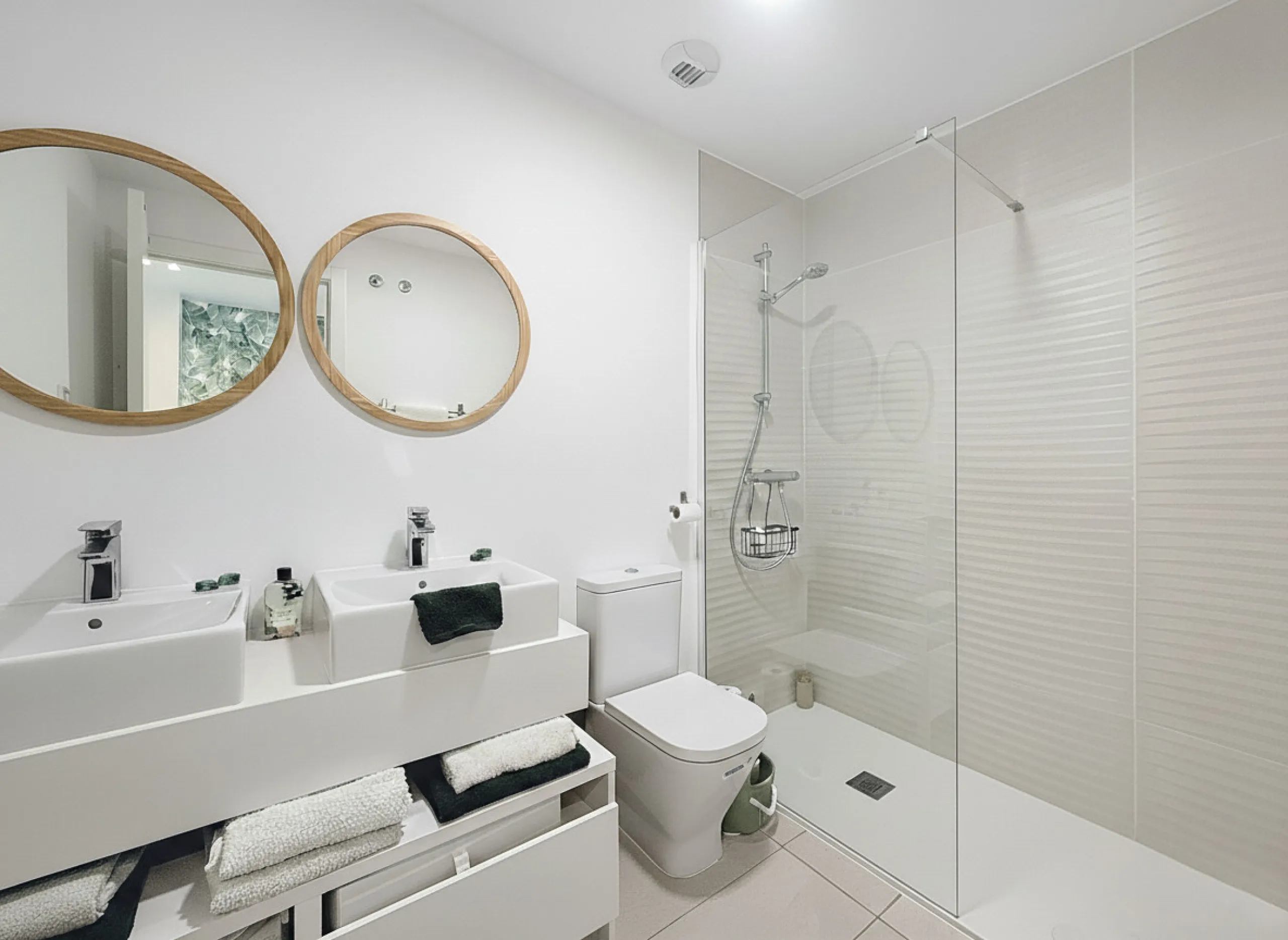 This duplex penthouse is located in the Serenity Views Urbanization, in West Estepona, and stands out for its impressive sea views and spaciousness. The property, situated in a gated community, offers the tranquility of living close to the sea and the con