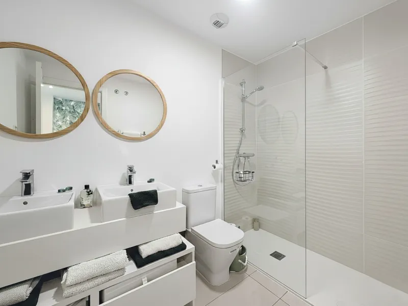 This duplex penthouse is located in the Serenity Views Urbanization, in West Estepona, and stands out for its impressive sea views and spaciousness. The property, situated in a gated community, offers the tranquility of living close to the sea and the con