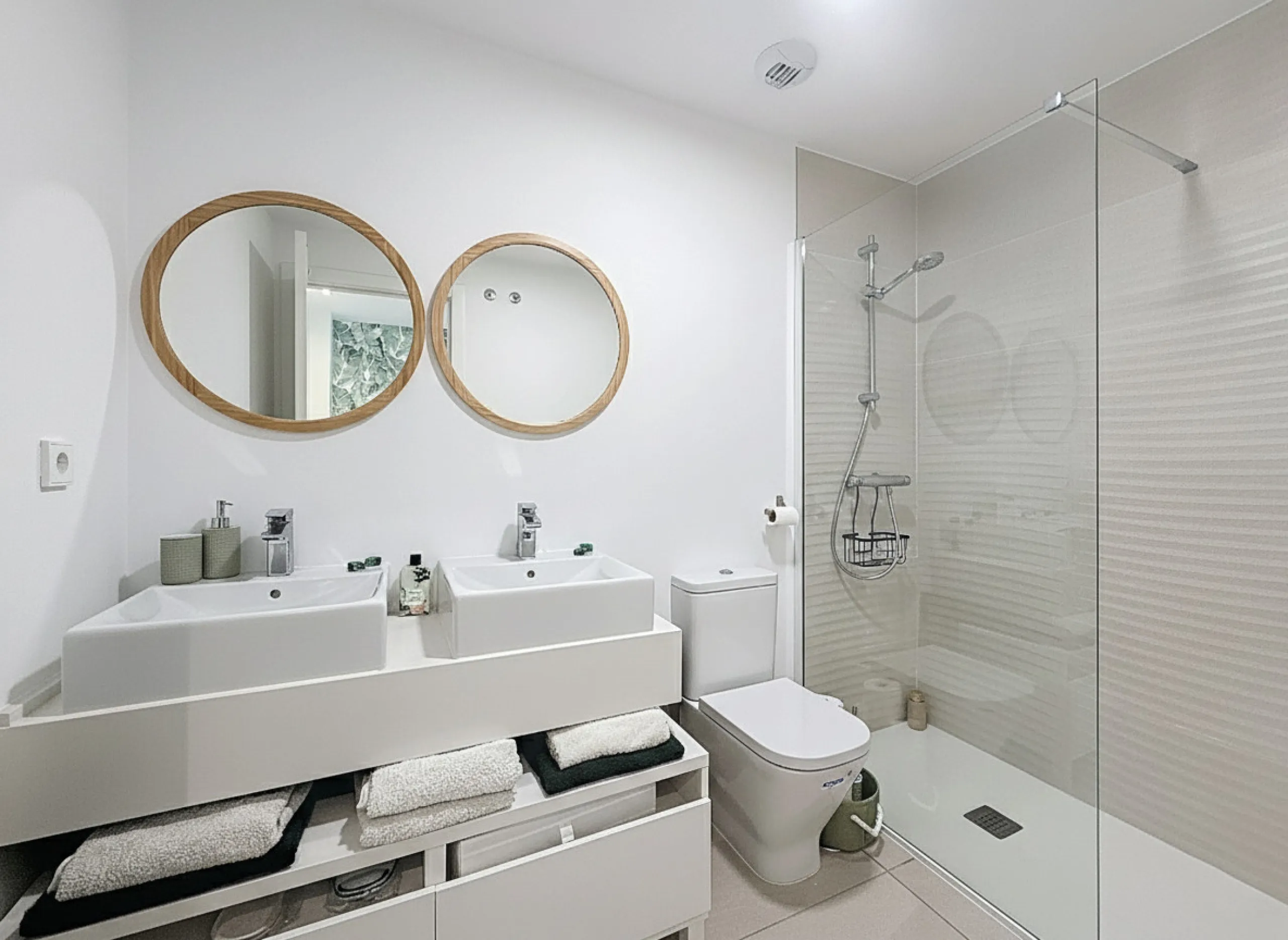 This duplex penthouse is located in the Serenity Views Urbanization, in West Estepona, and stands out for its impressive sea views and spaciousness. The property, situated in a gated community, offers the tranquility of living close to the sea and the con