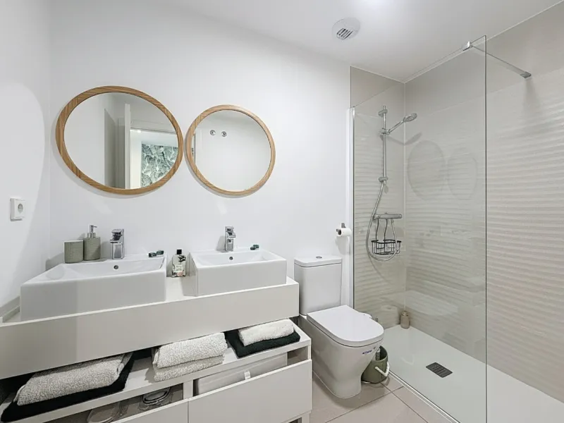 This duplex penthouse is located in the Serenity Views Urbanization, in West Estepona, and stands out for its impressive sea views and spaciousness. The property, situated in a gated community, offers the tranquility of living close to the sea and the con