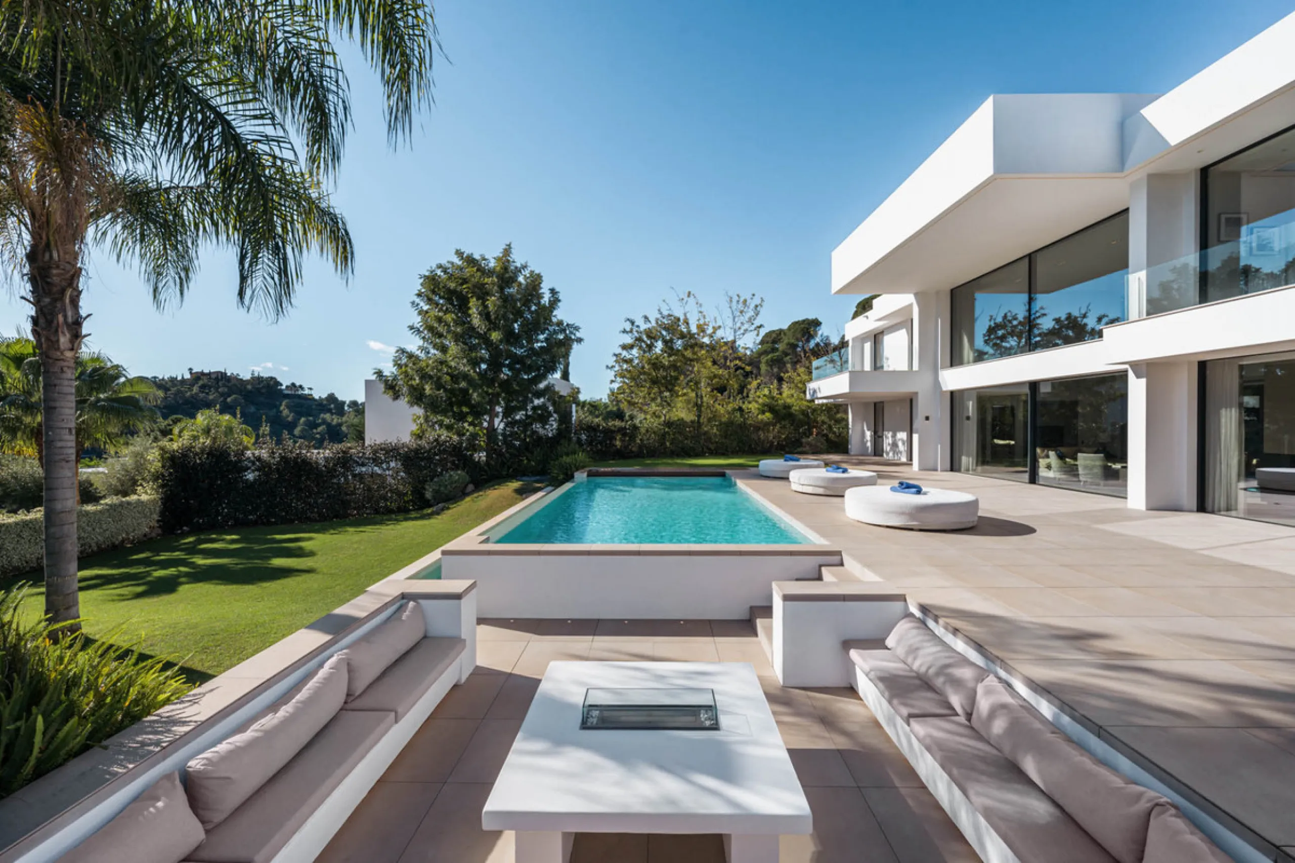 Designed by a distinguished architect, this villa is spread over two levels with an impressive built area. It features five luxurious bedrooms, each with its ensuite bathroom, an additional guest toilet, and a guest apartment that matches the main villa's